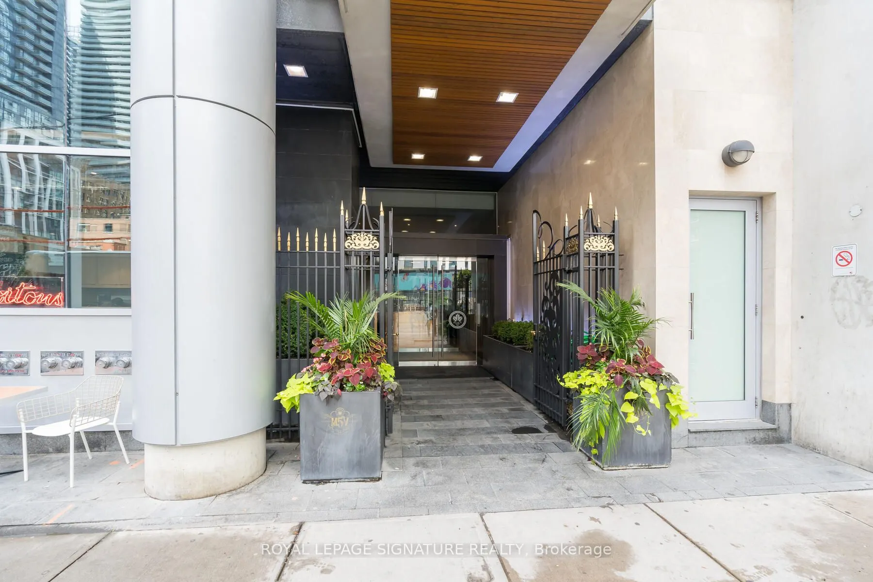 375 King Street W, #1802
