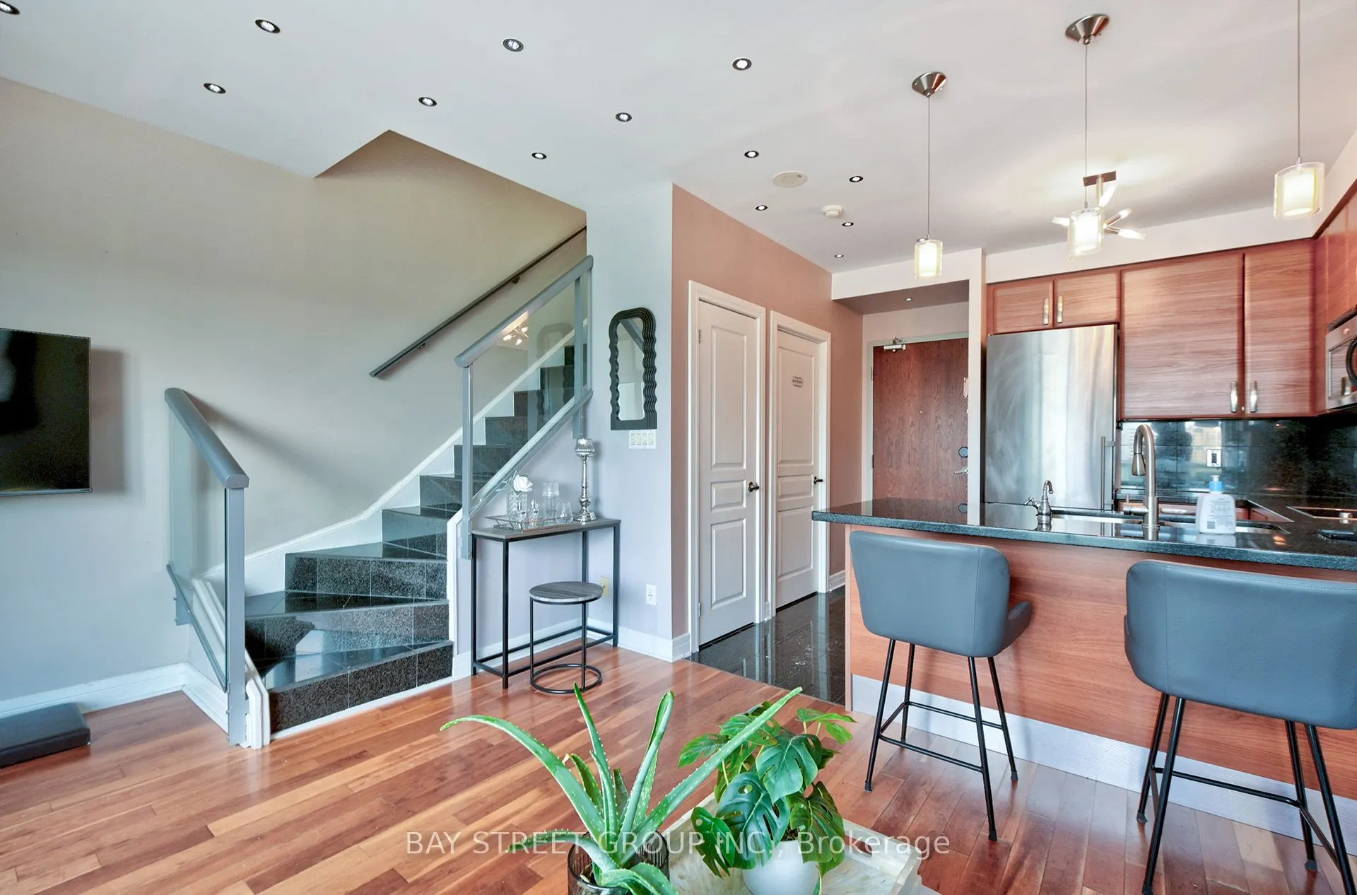 1 Avondale Avenue, #Uph3
