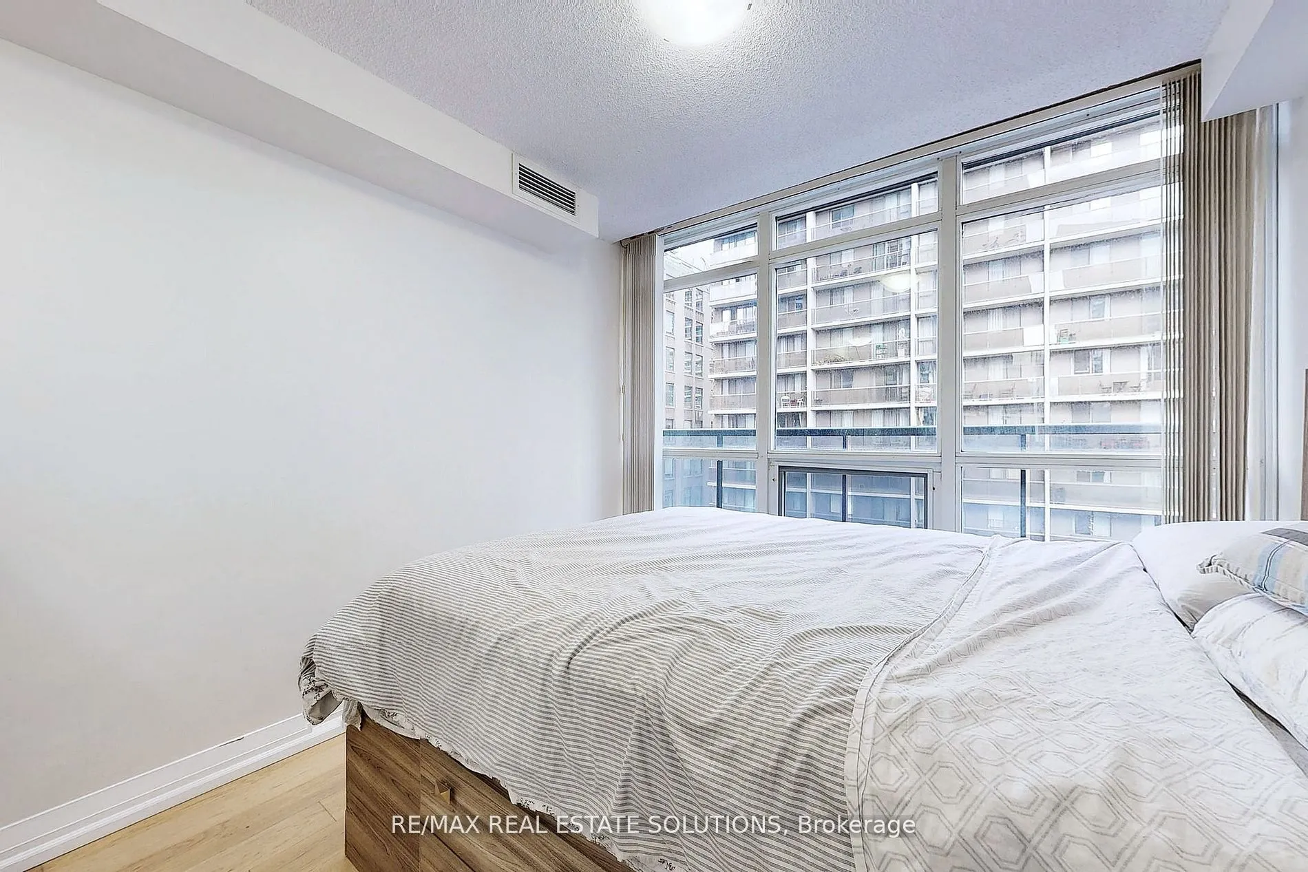 25 Carlton Street, #710