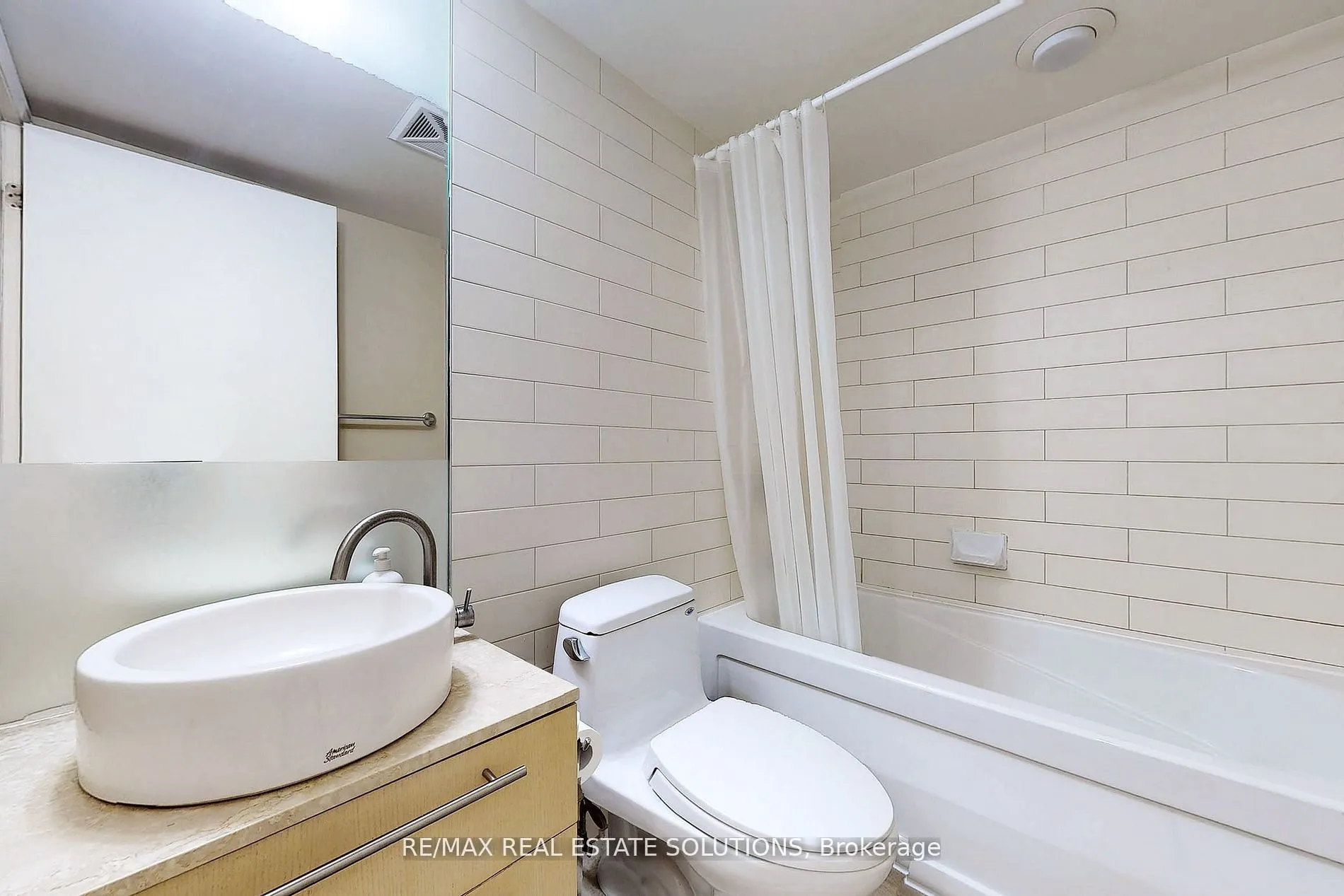 25 Carlton Street, #710