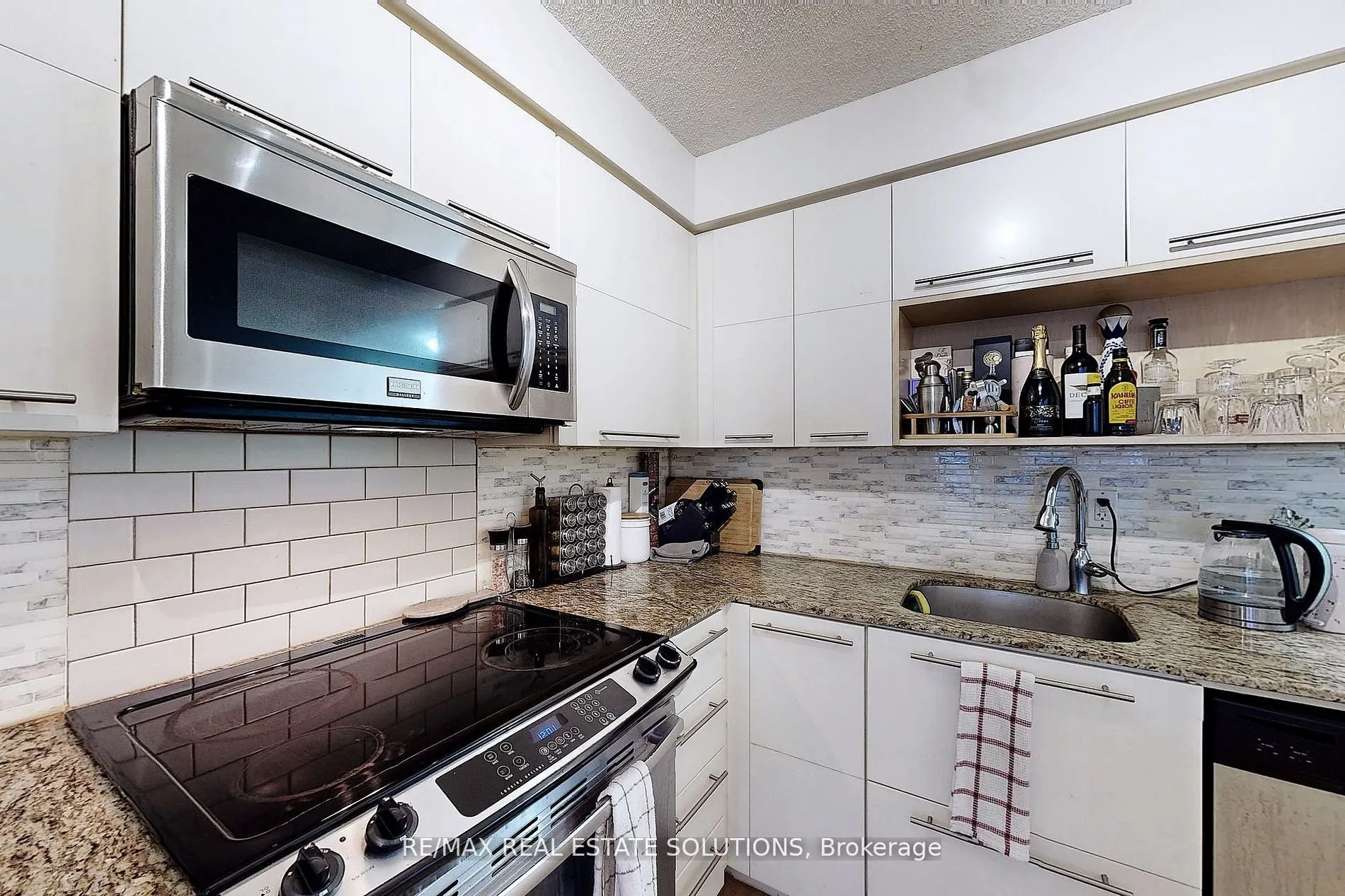 25 Carlton Street, #710