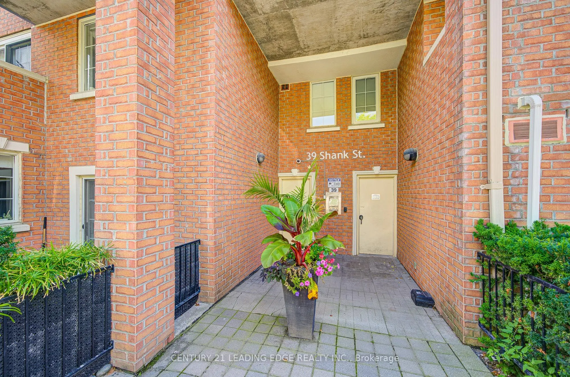 39 Shank Street, #TH302