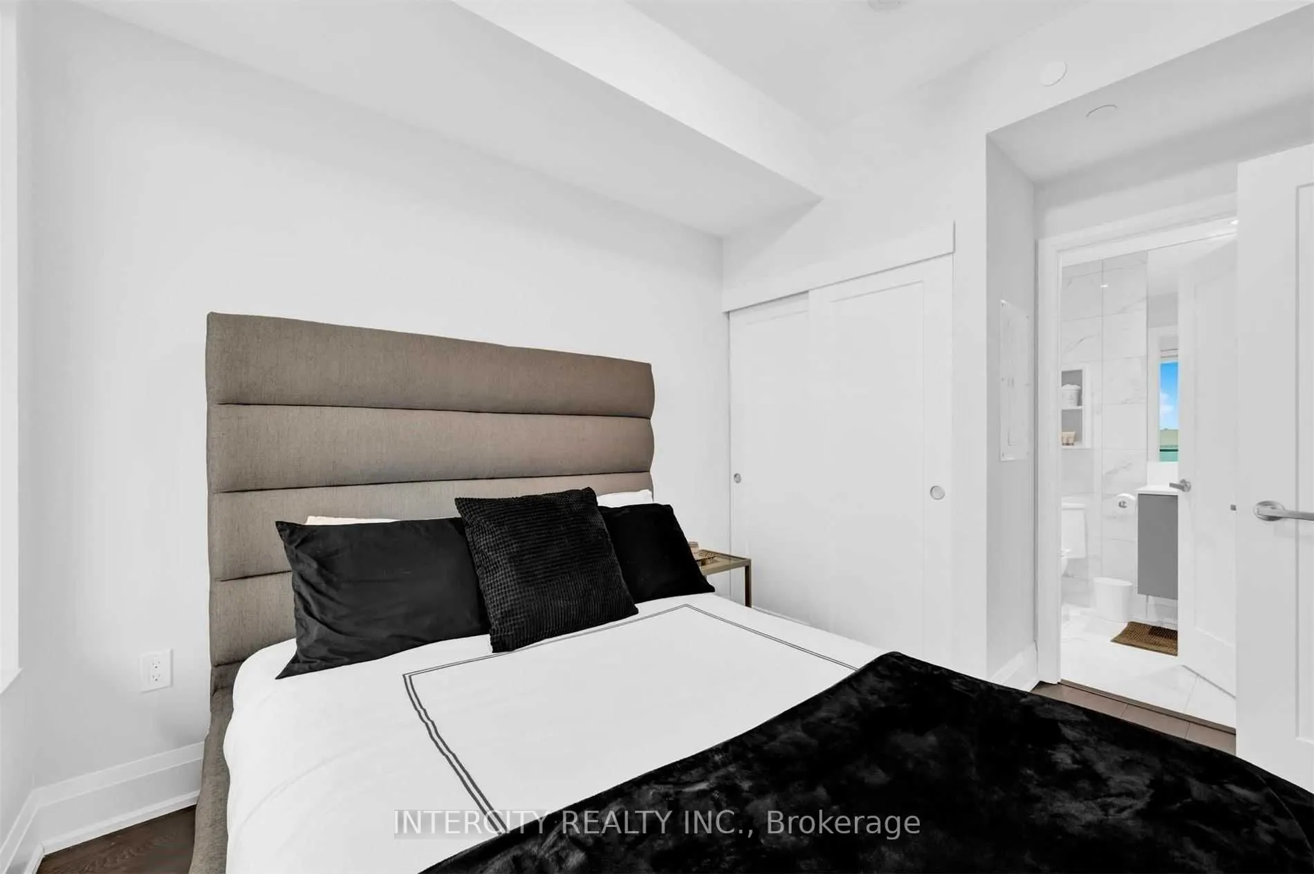 99 Broadway Avenue, #2911