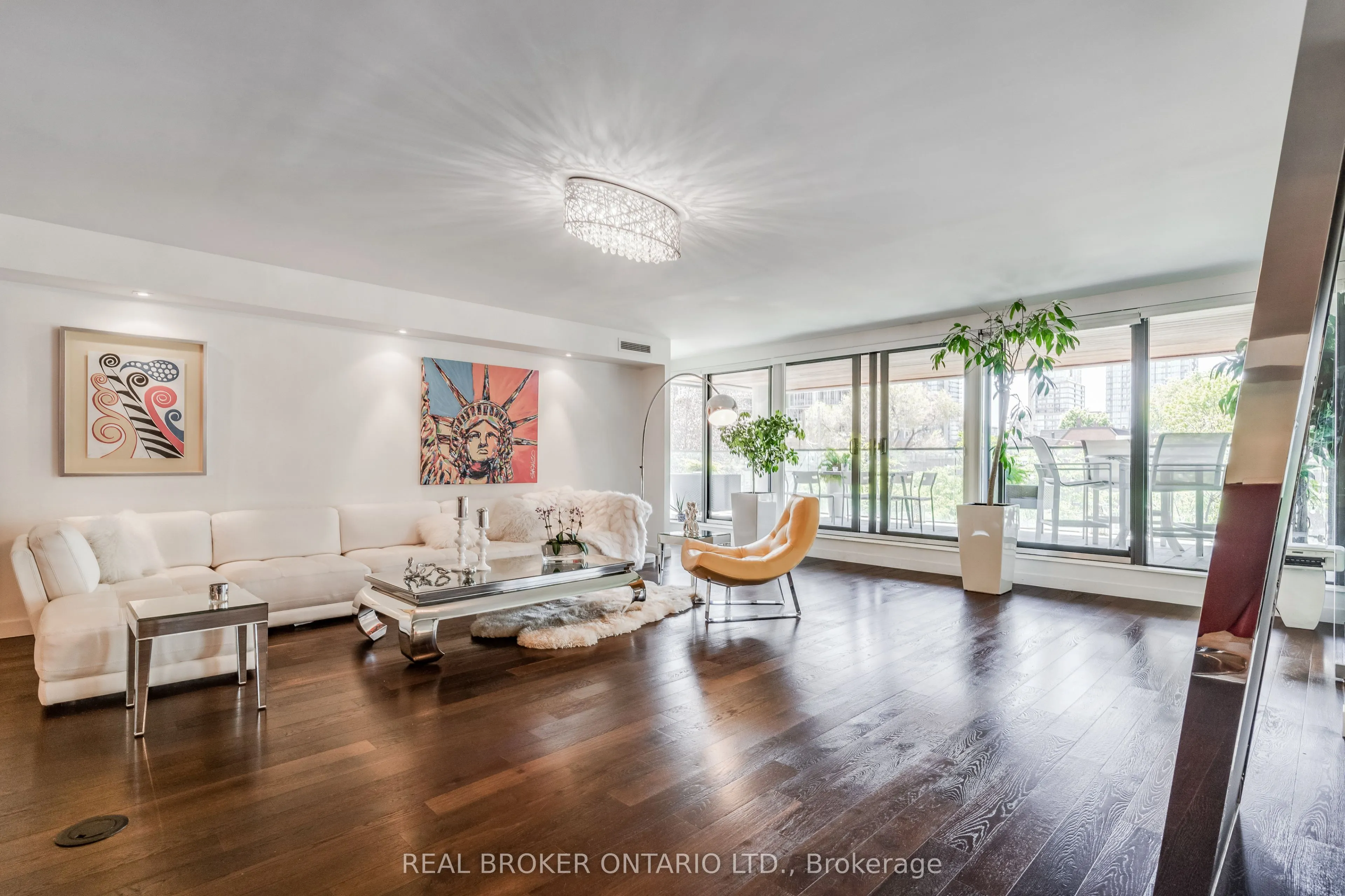 500 Wellington Street W, #201