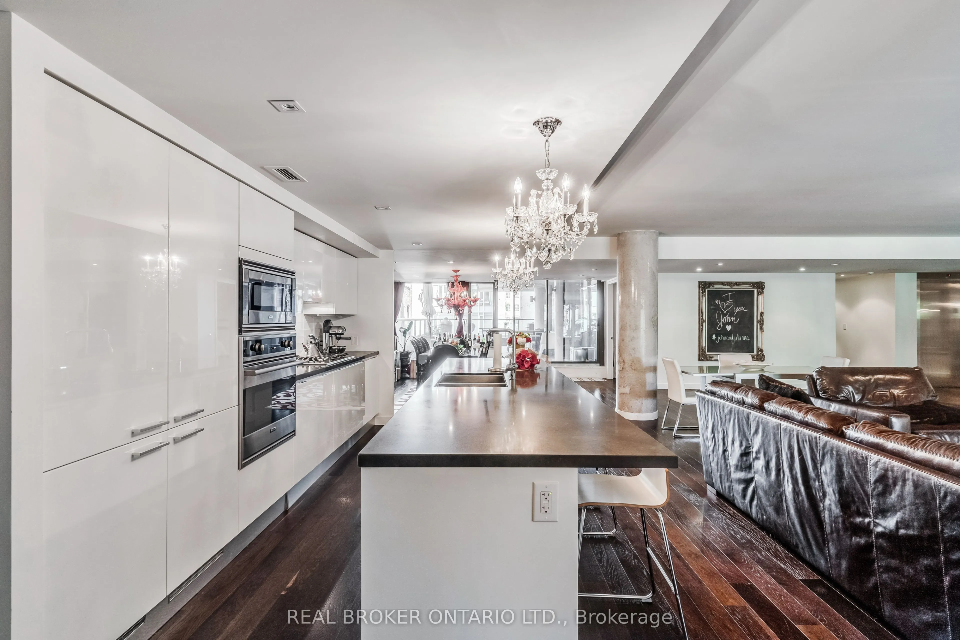500 Wellington Street W, #201