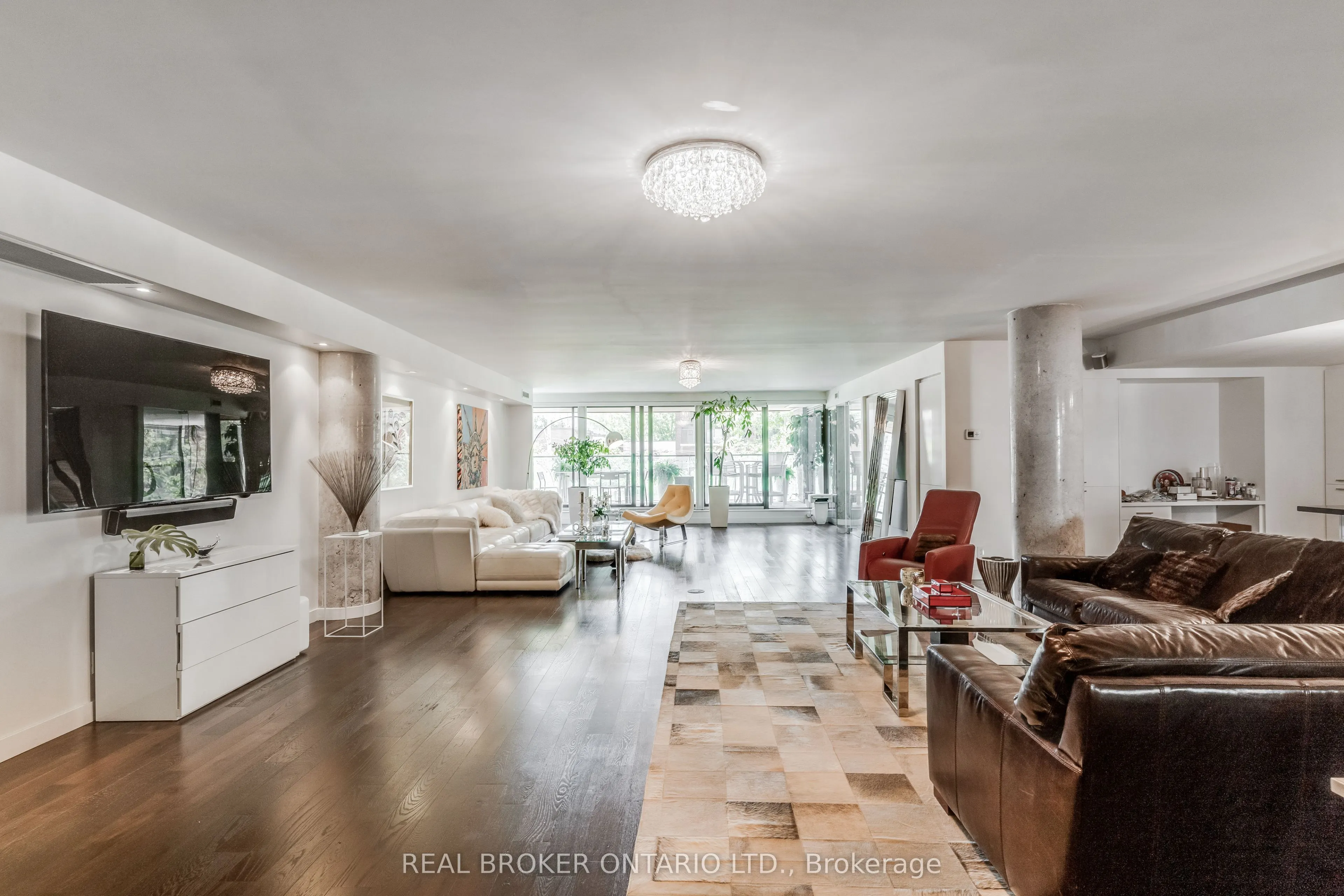 500 Wellington Street W, #201