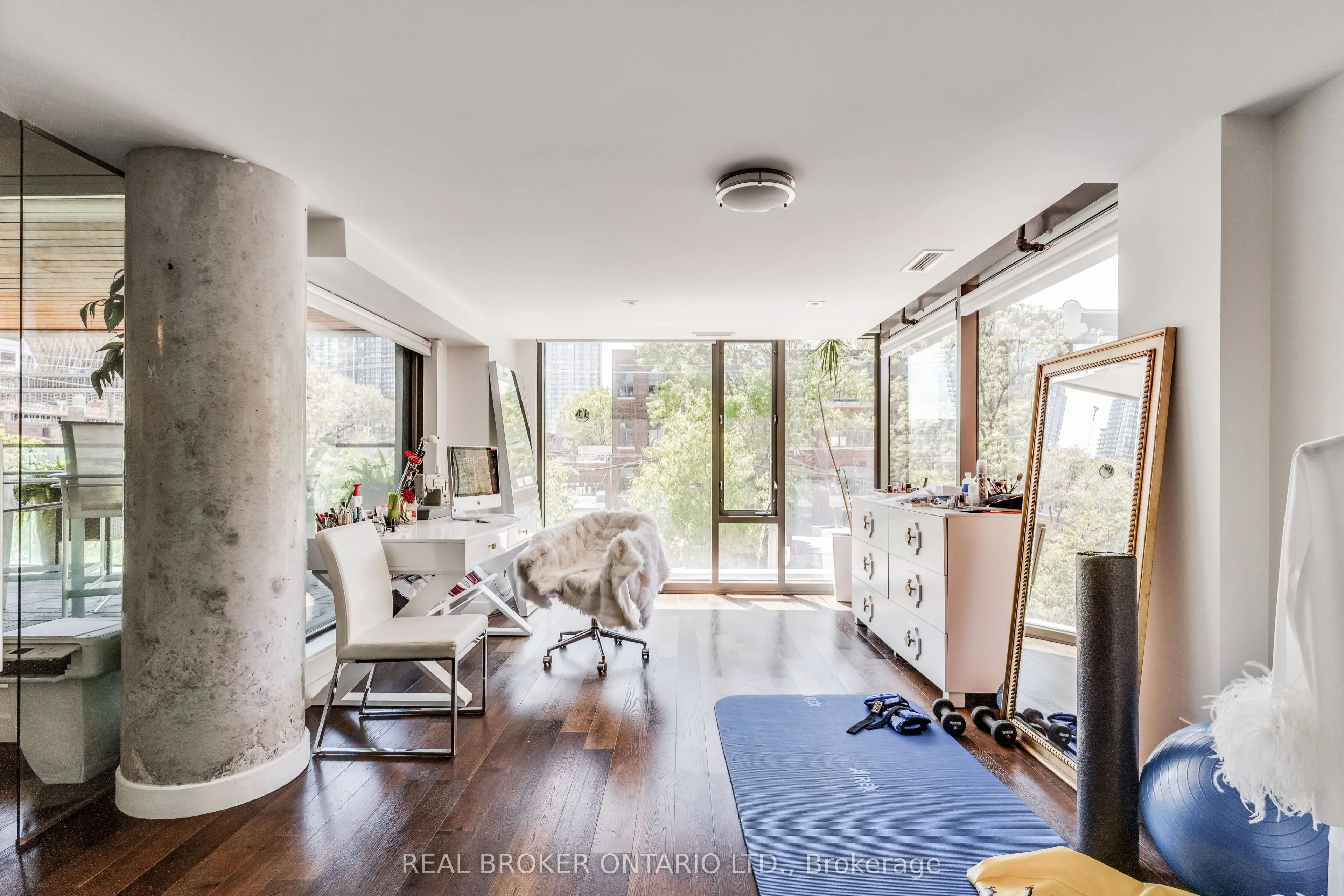 500 Wellington Street W, #201
