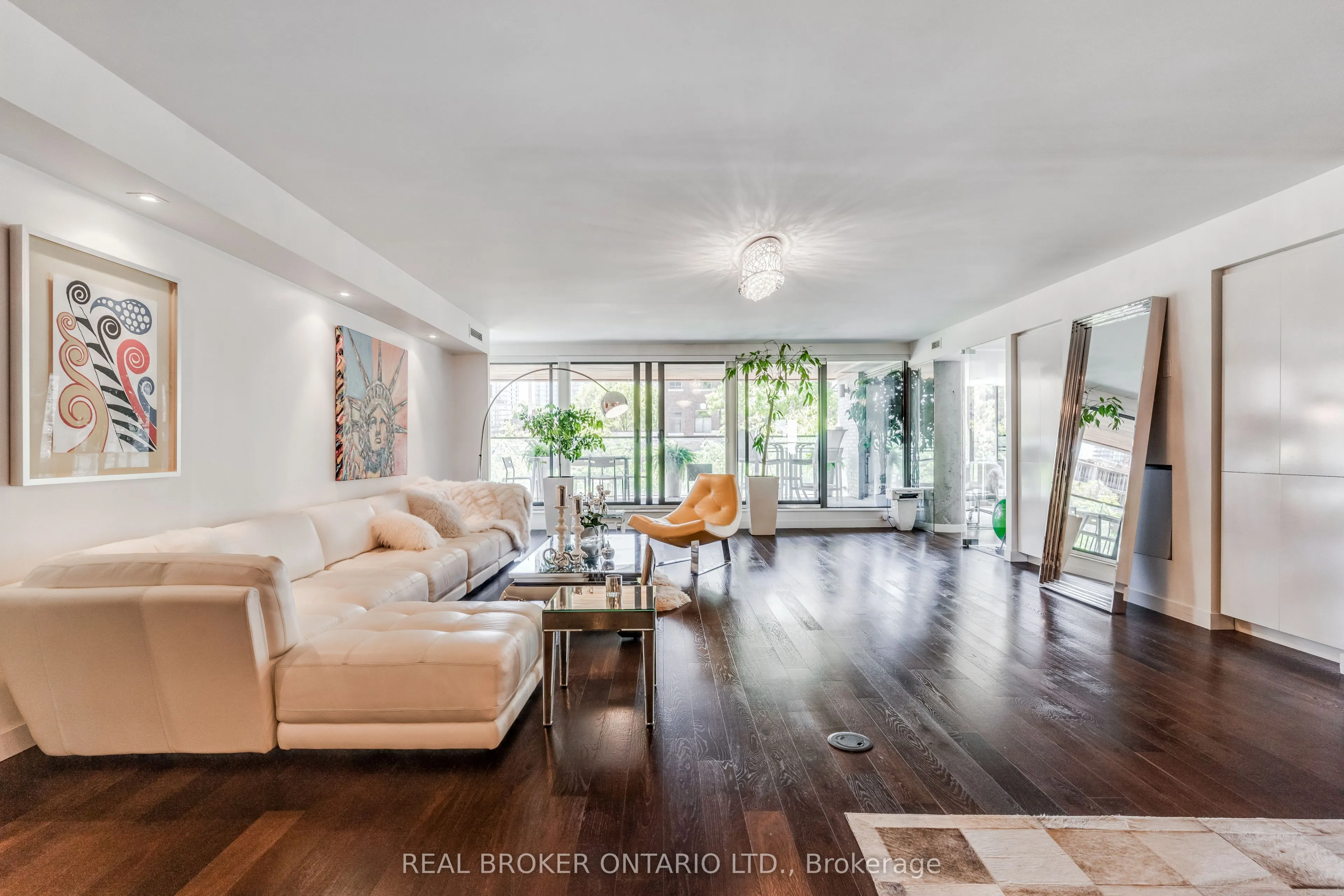 500 Wellington Street W, #201