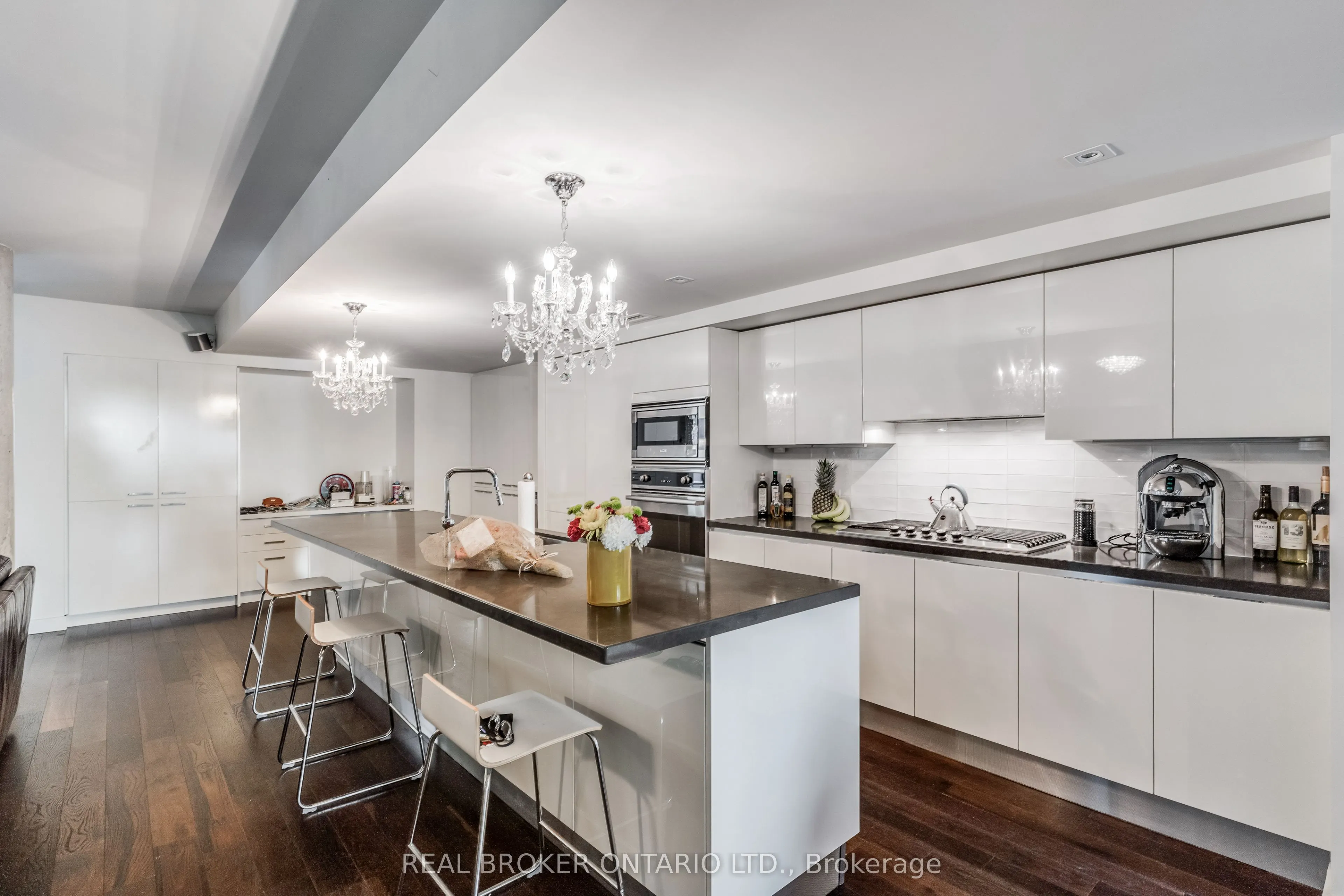 500 Wellington Street W, #201