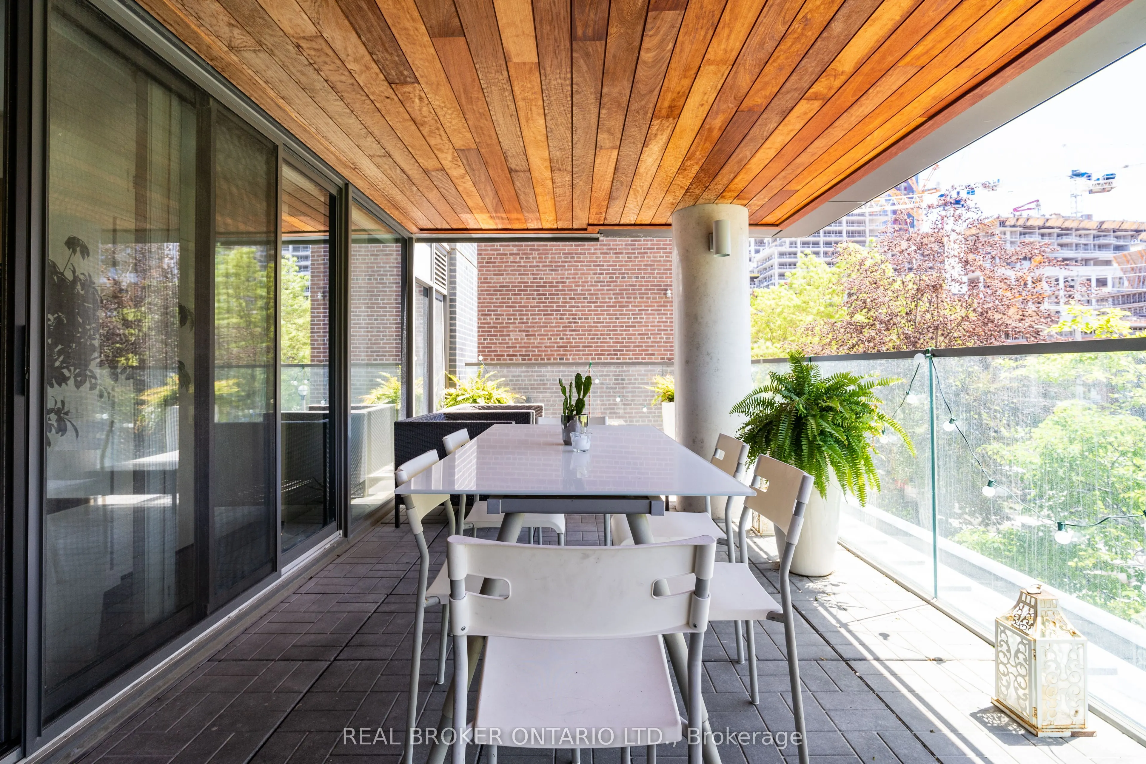 500 Wellington Street W, #201