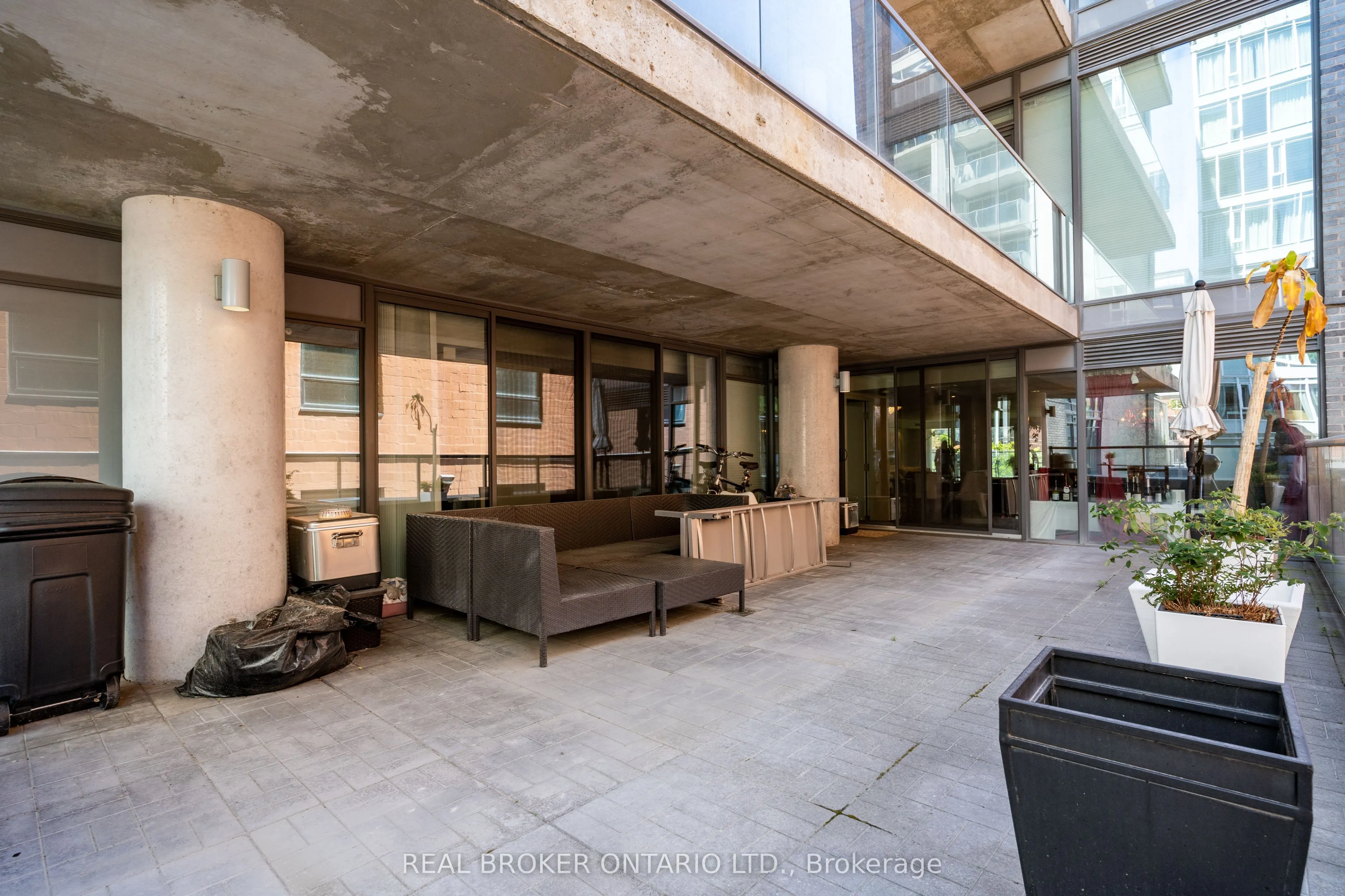 500 Wellington Street W, #201