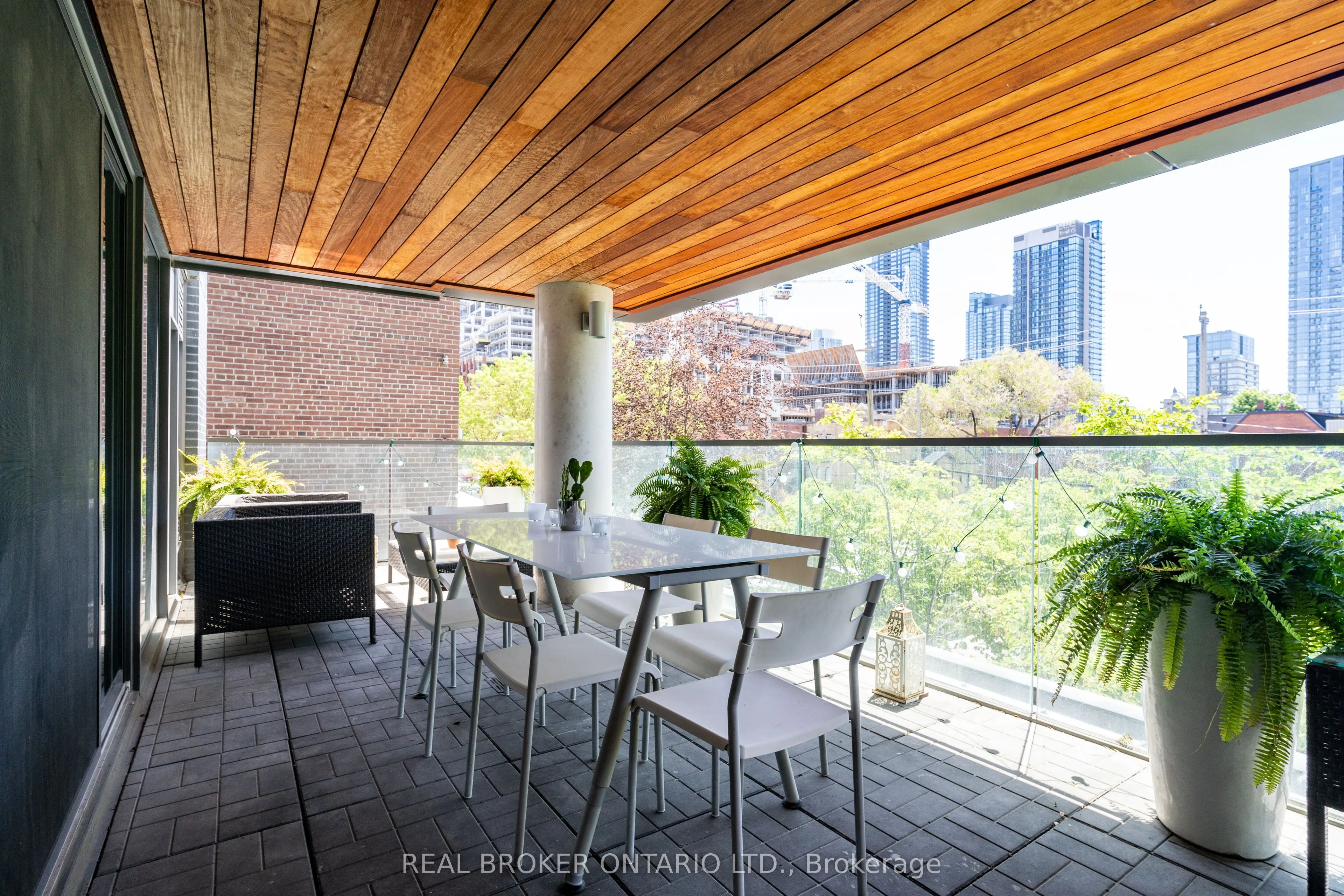 500 Wellington Street W, #201