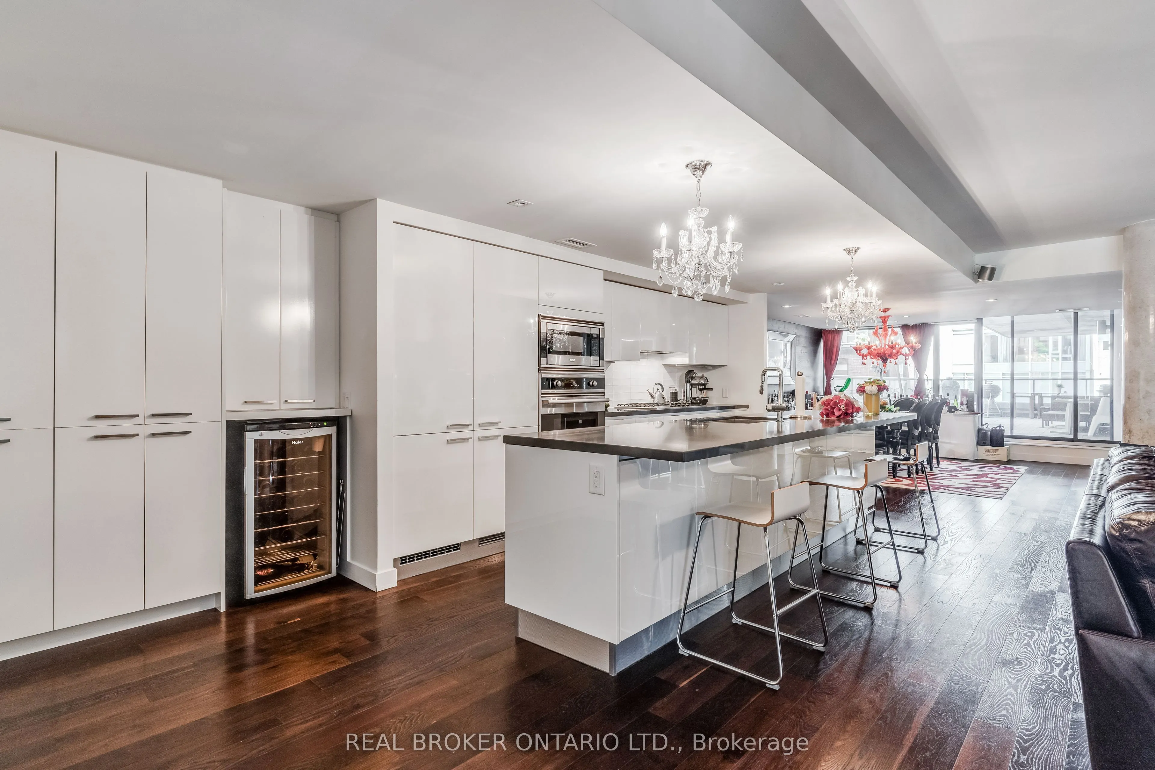 500 Wellington Street W, #201