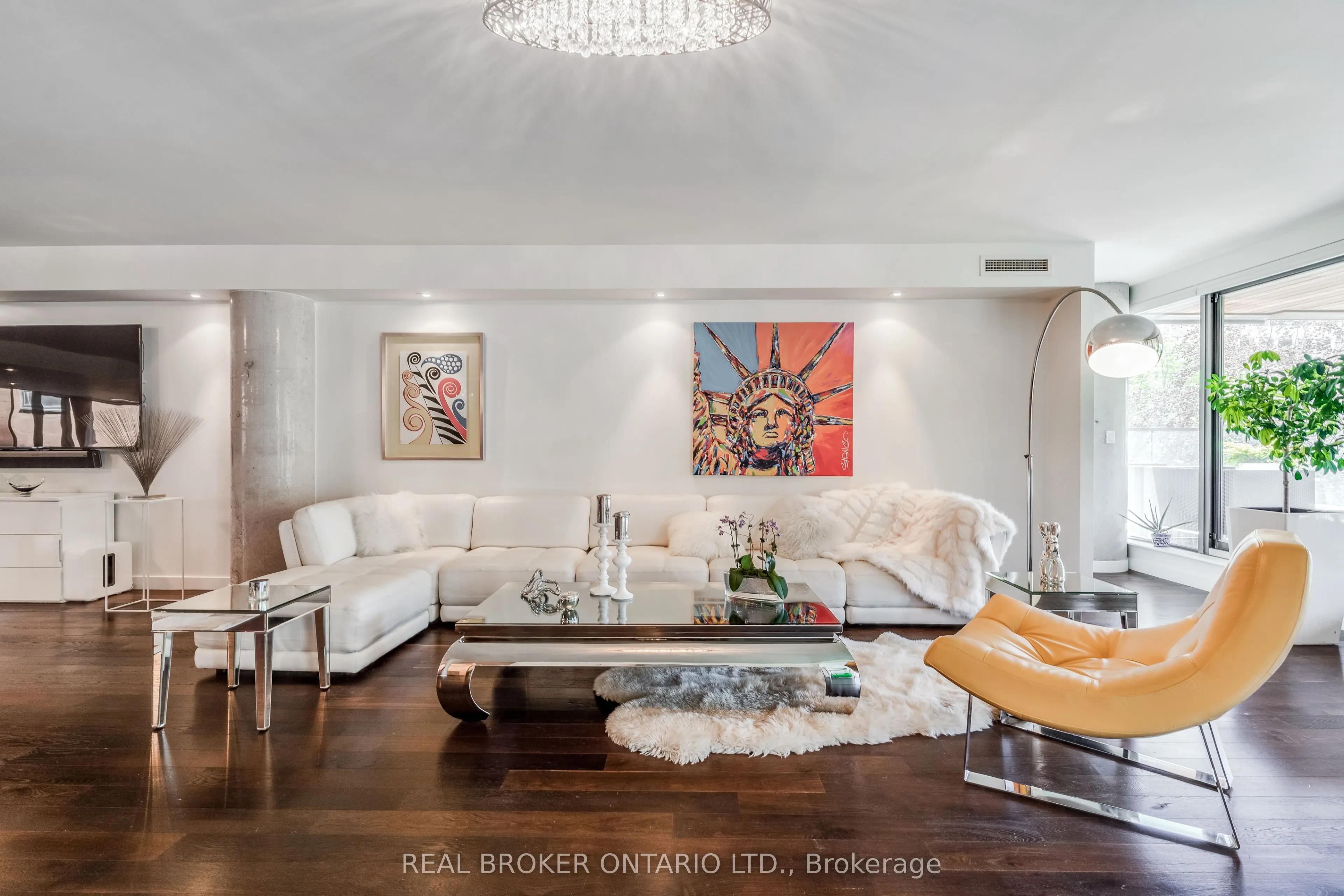 500 Wellington Street W, #201