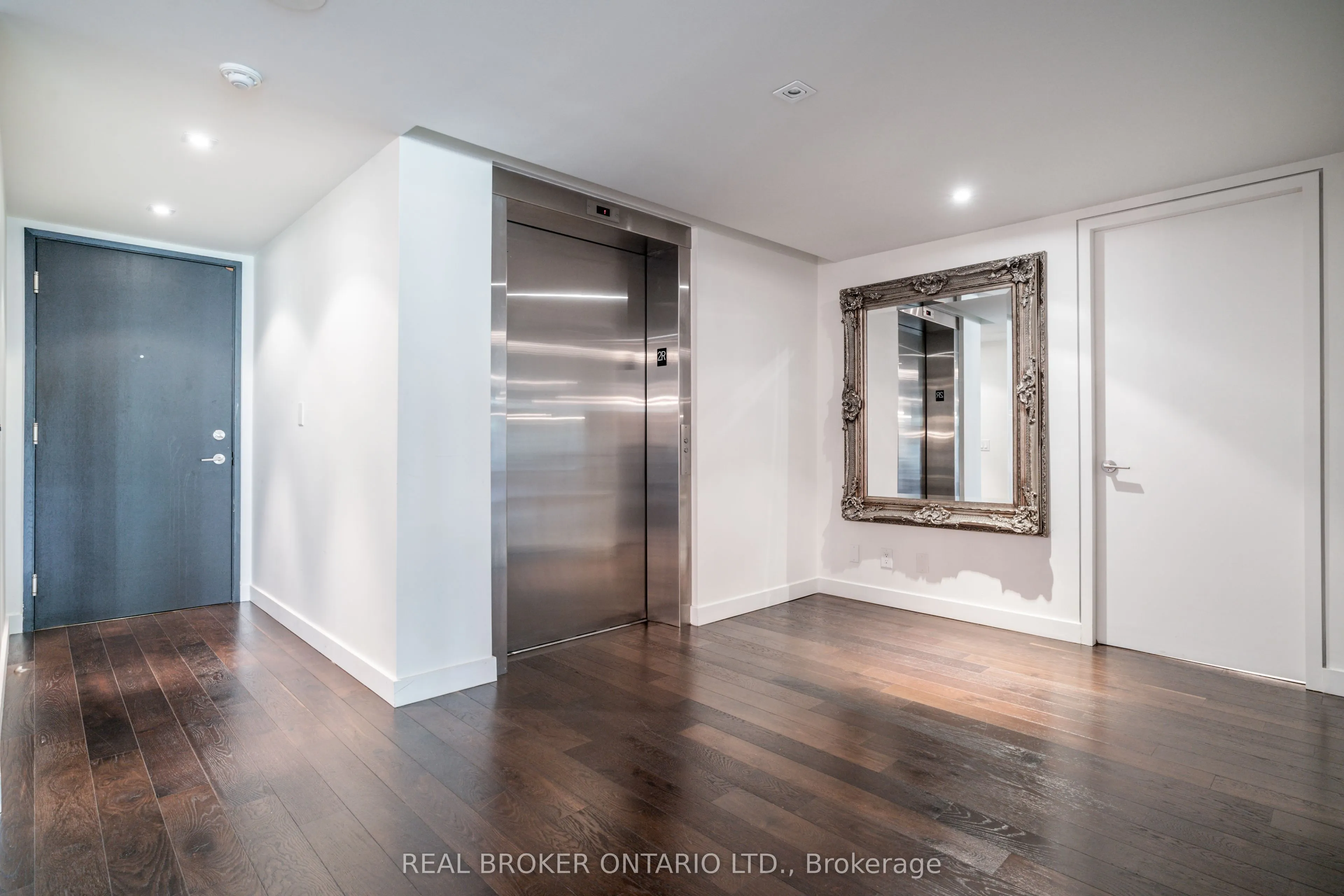 500 Wellington Street W, #201