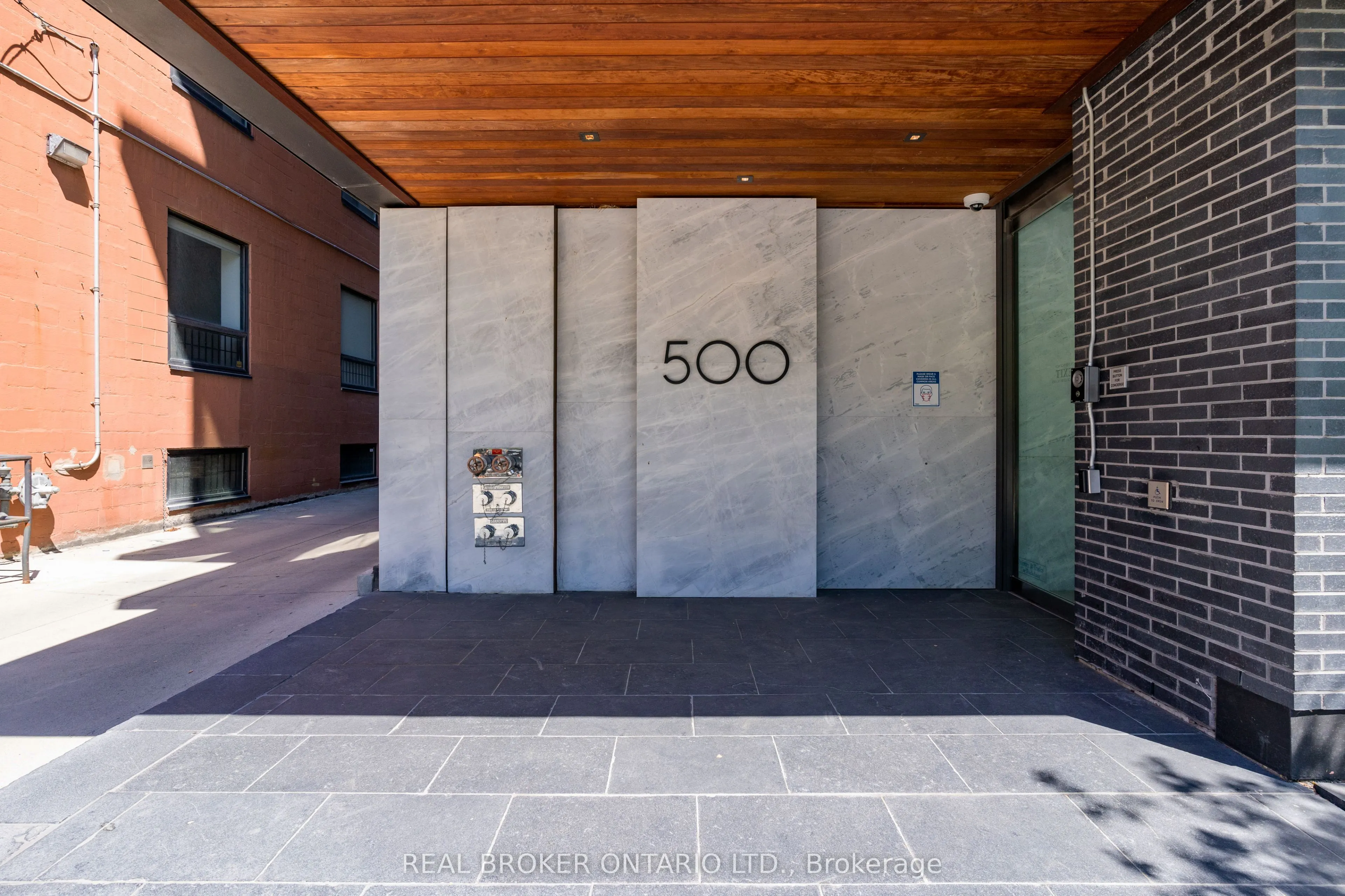 500 Wellington Street W, #201