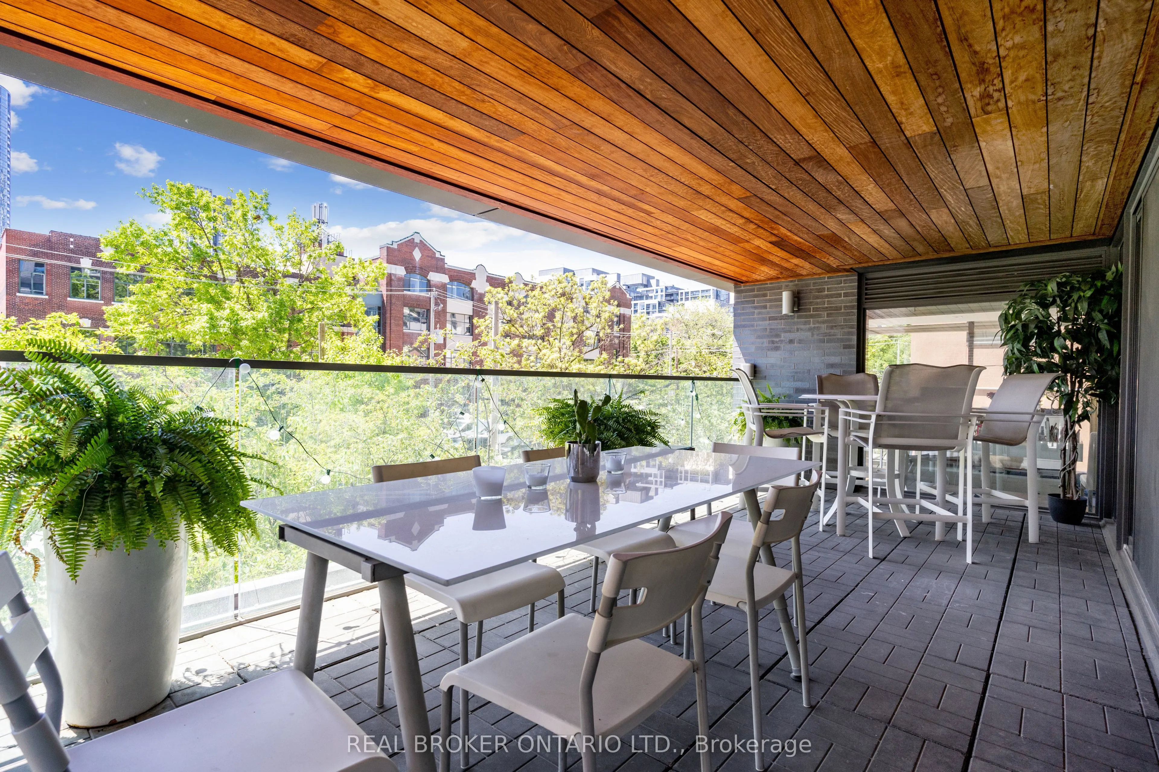 500 Wellington Street W, #201