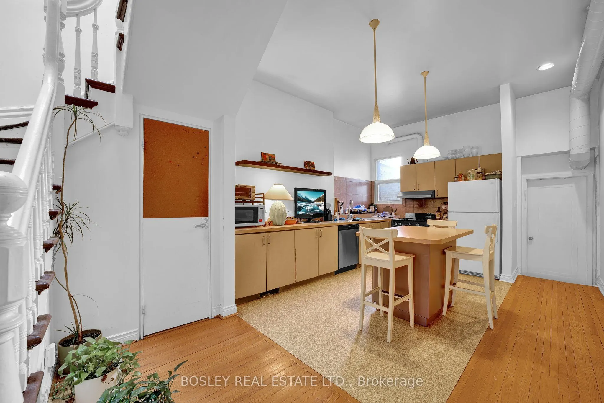 668 Queen Street W