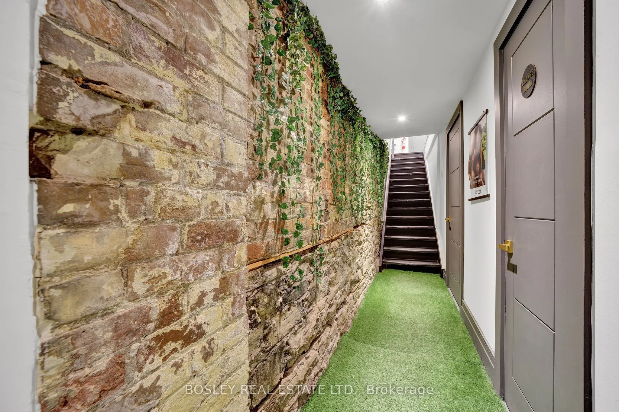 668 Queen Street W