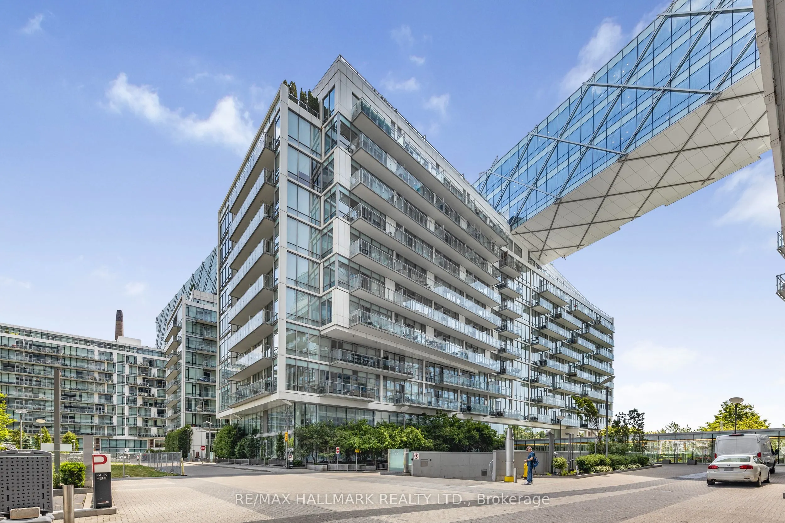29 Queens Quay E, #318