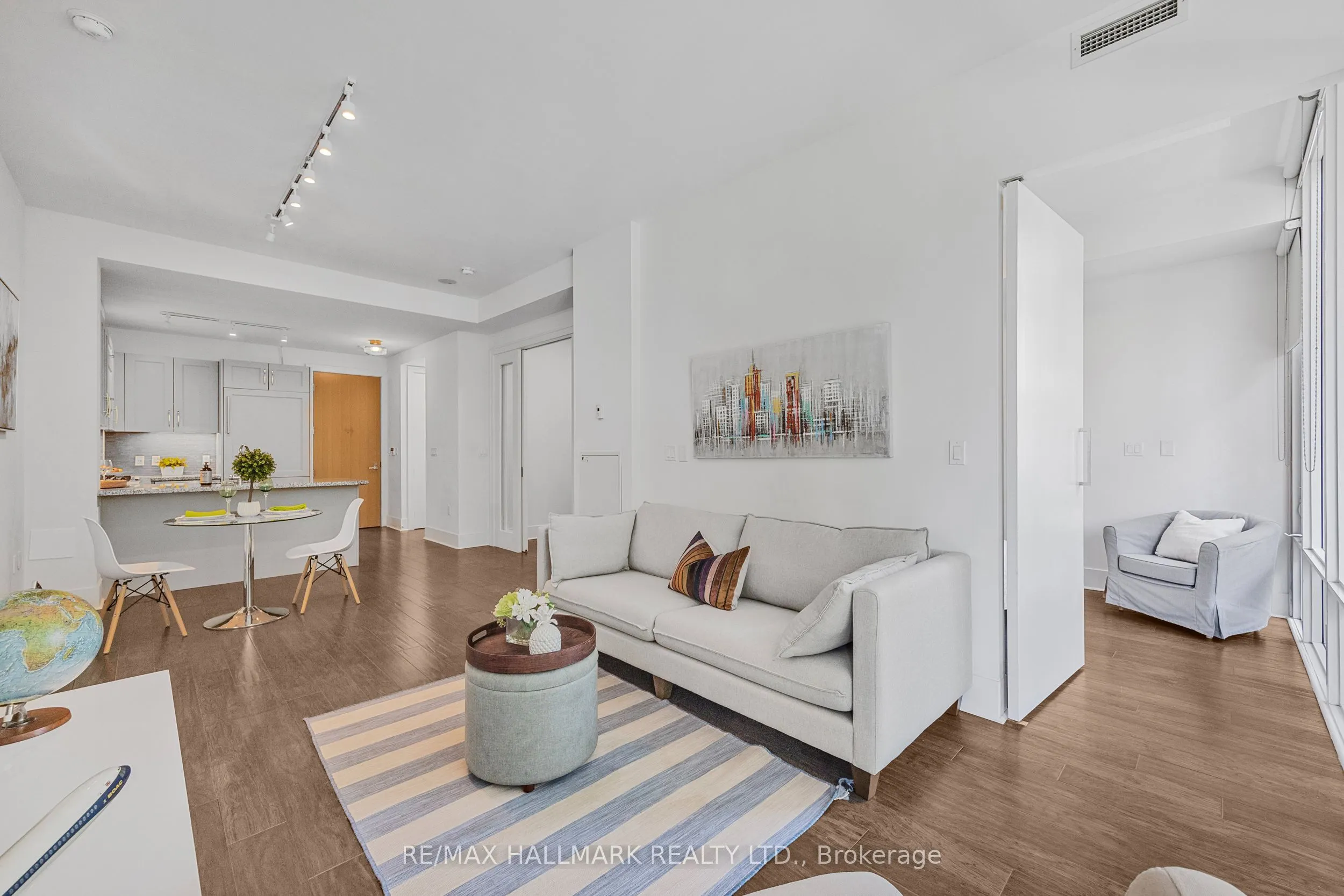 29 Queens Quay E, #318