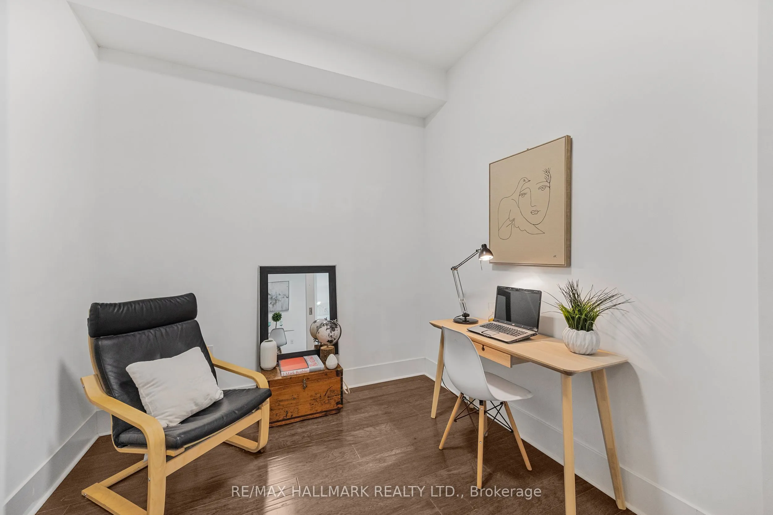 29 Queens Quay E, #318
