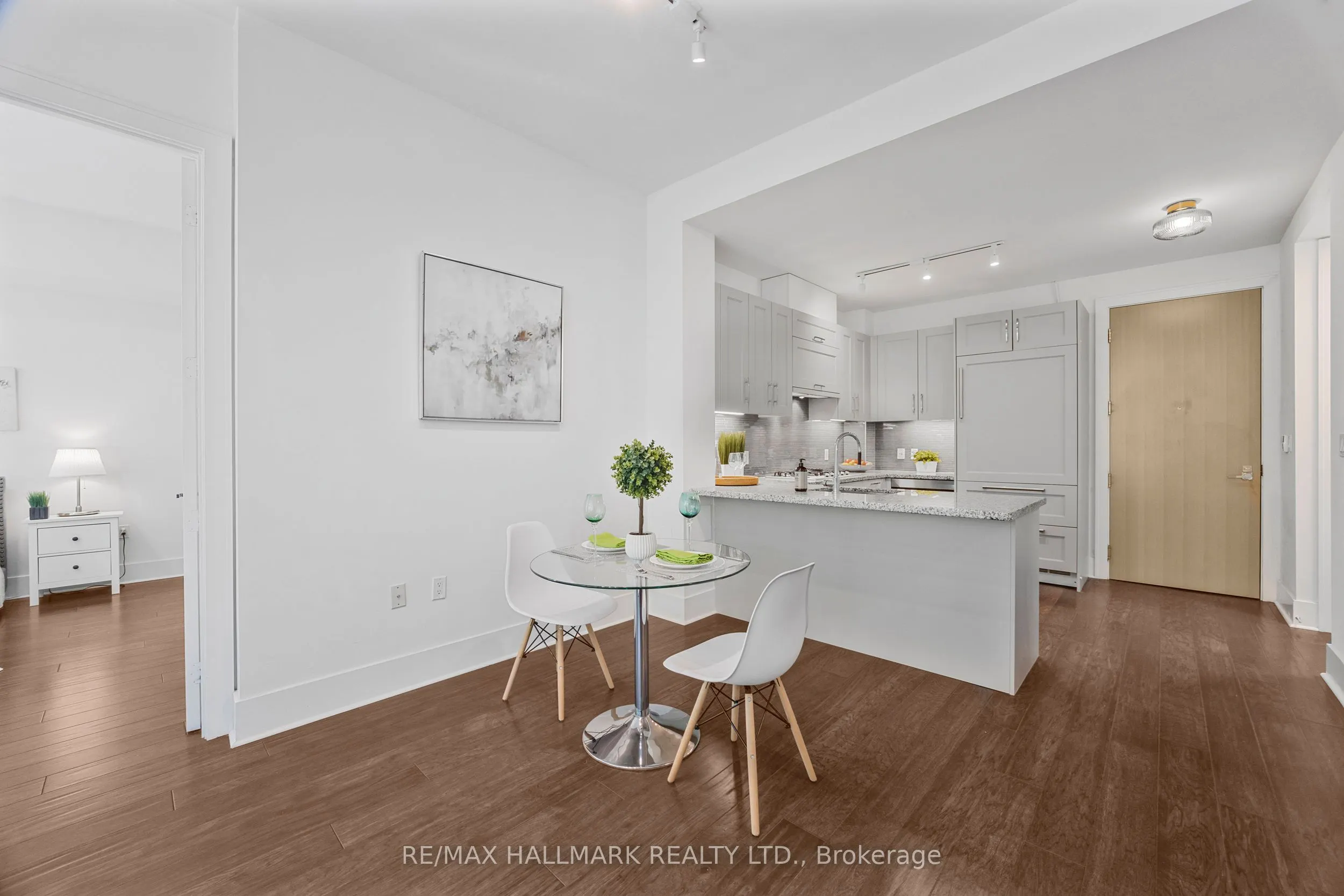 29 Queens Quay E, #318