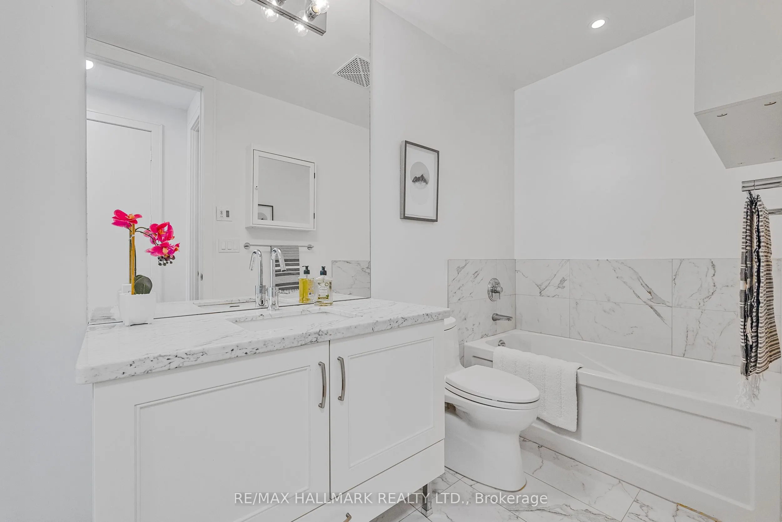 29 Queens Quay E, #318