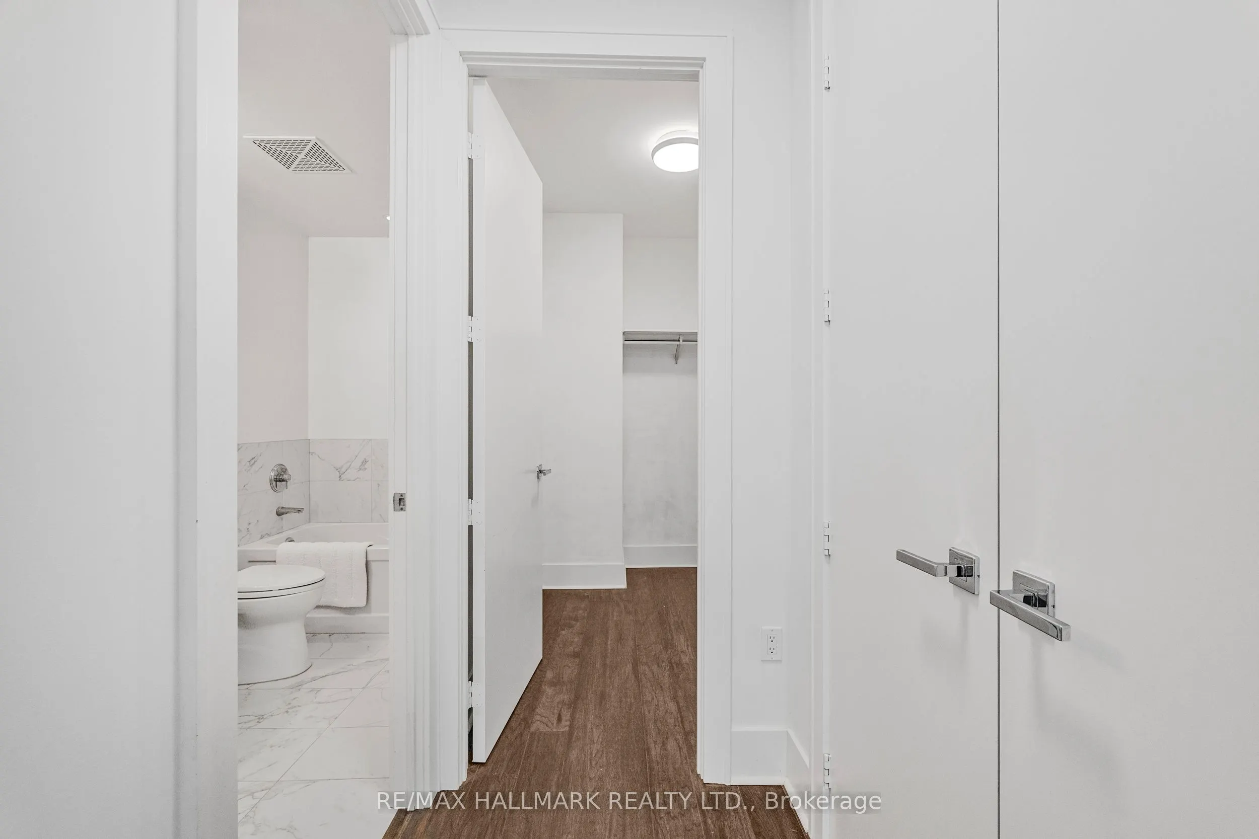 29 Queens Quay E, #318