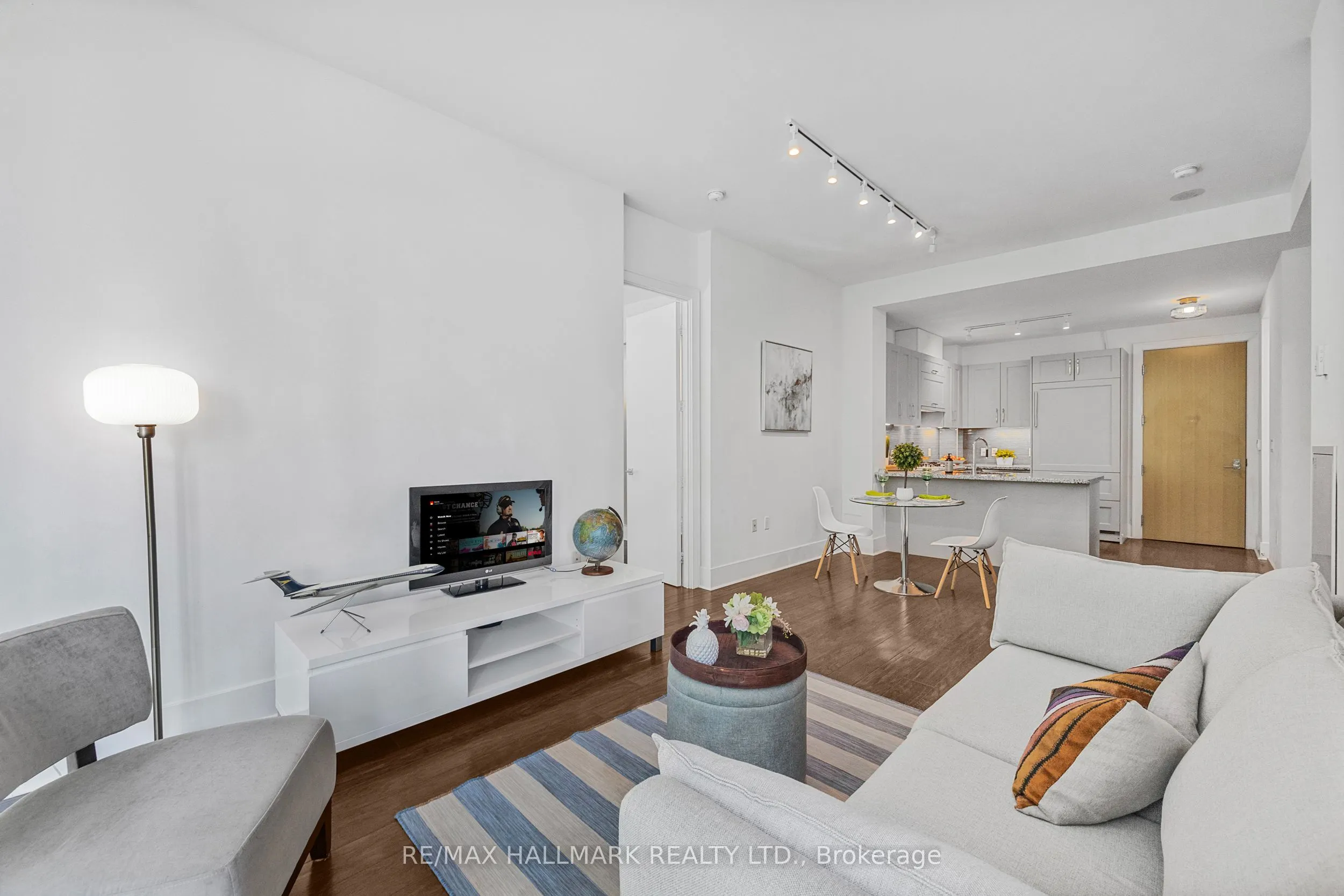 29 Queens Quay E, #318
