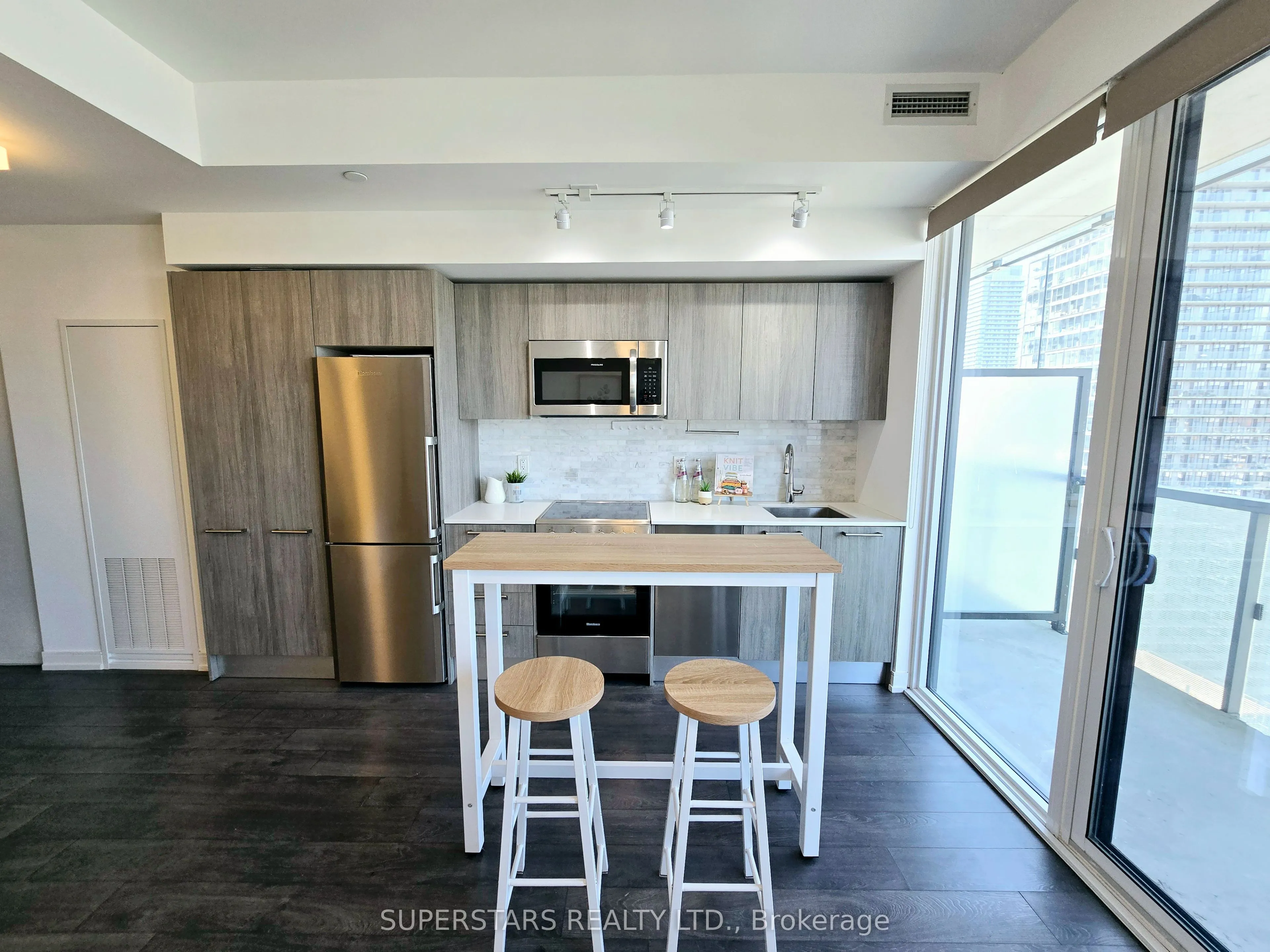 28 Wellesley Street E, #2908
