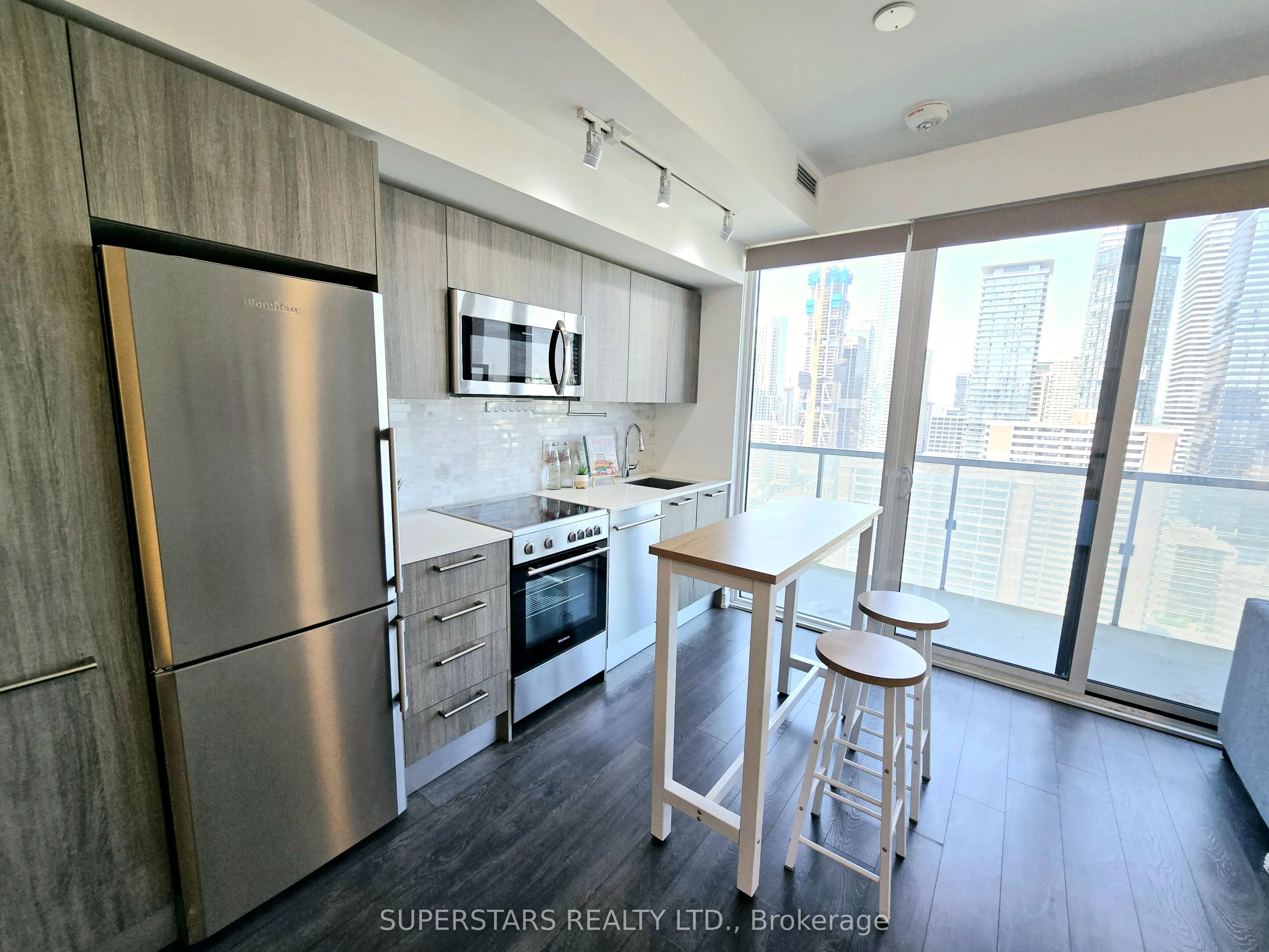 28 Wellesley Street E, #2908