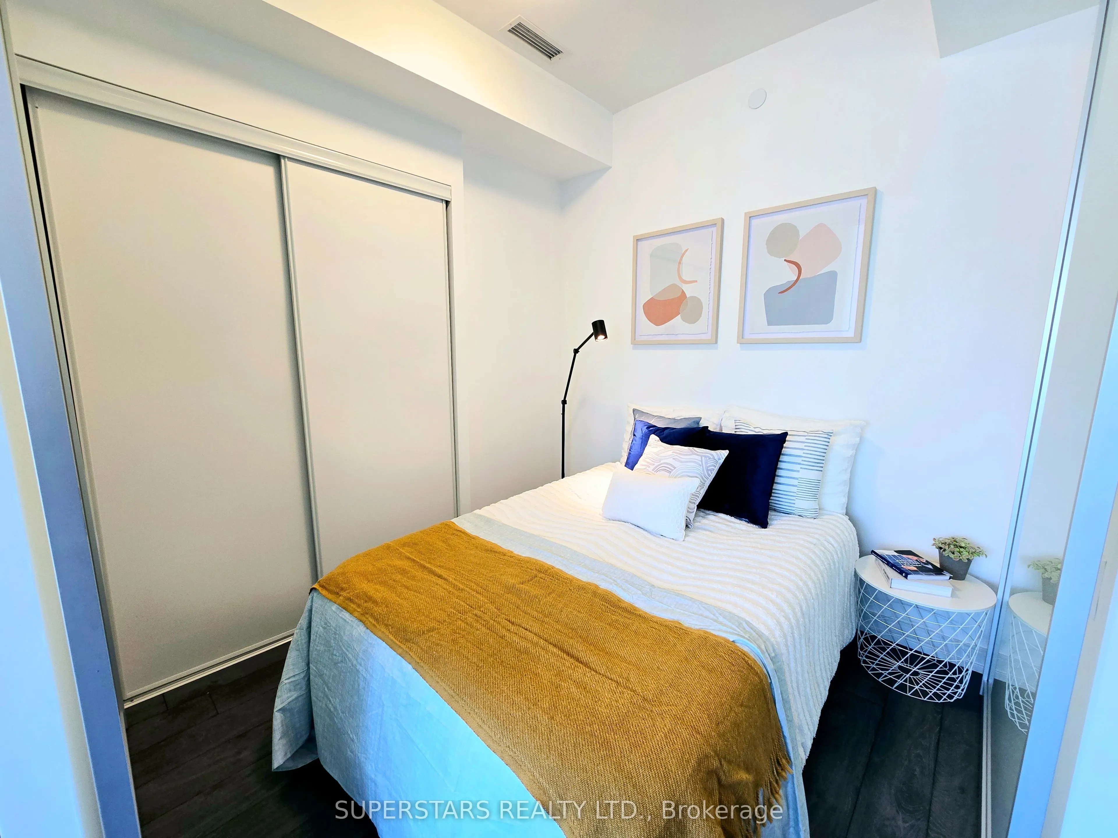 28 Wellesley Street E, #2908