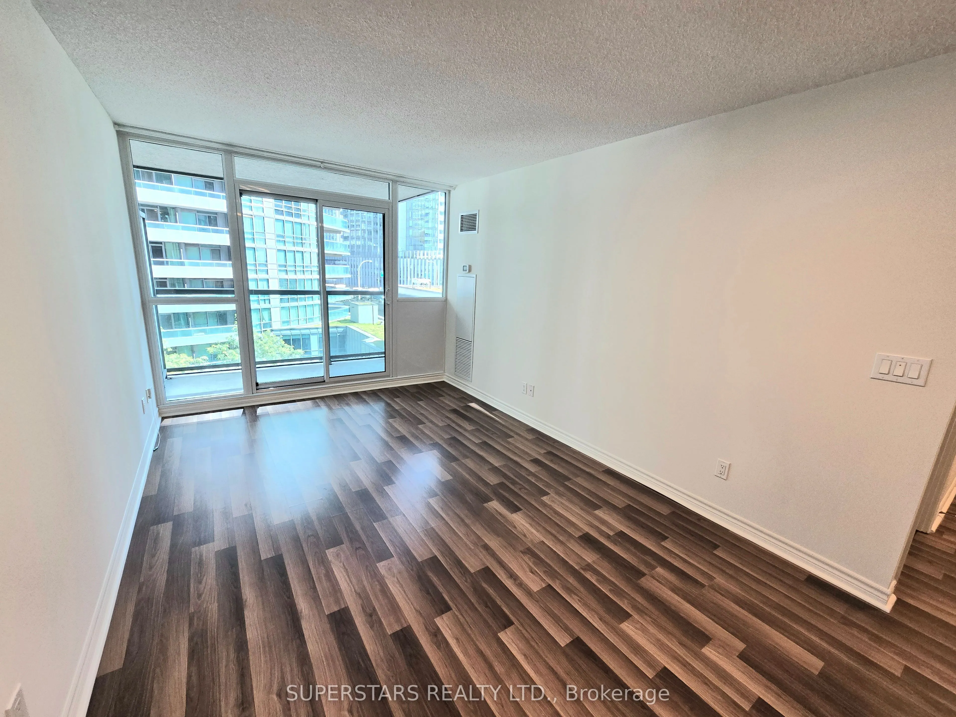 25 Lower Simcoe Street, #703