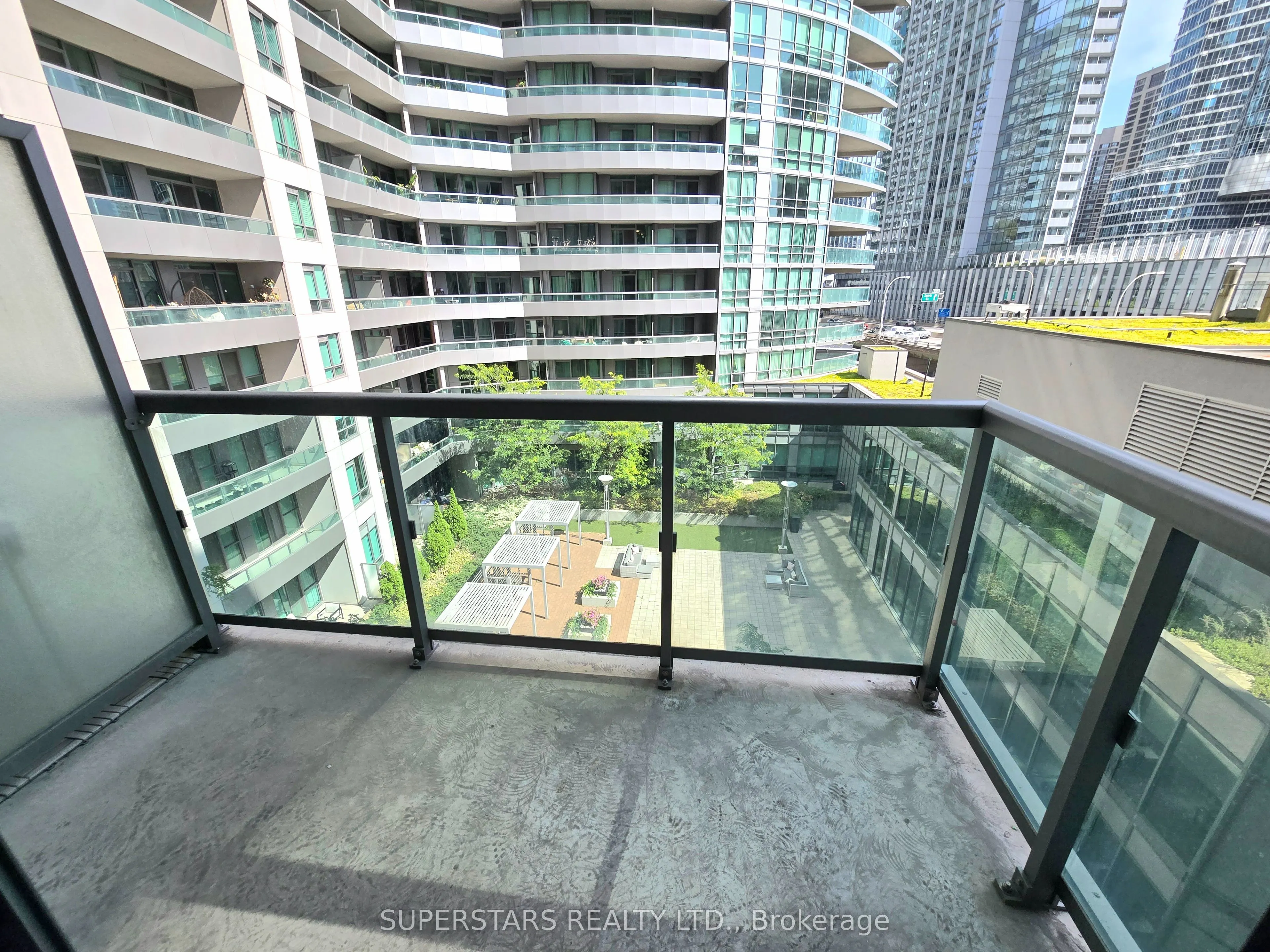 25 Lower Simcoe Street, #703