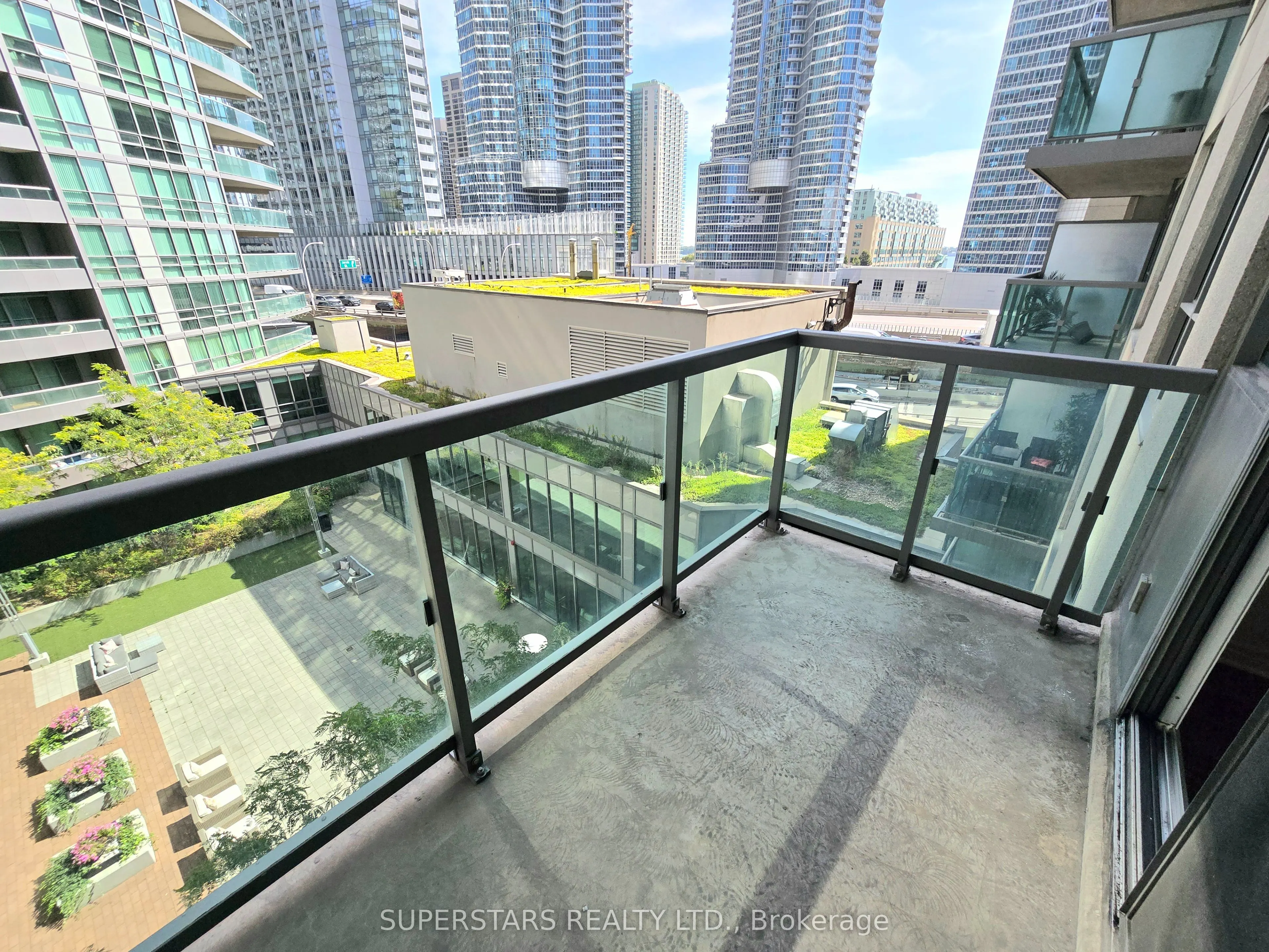 25 Lower Simcoe Street, #703