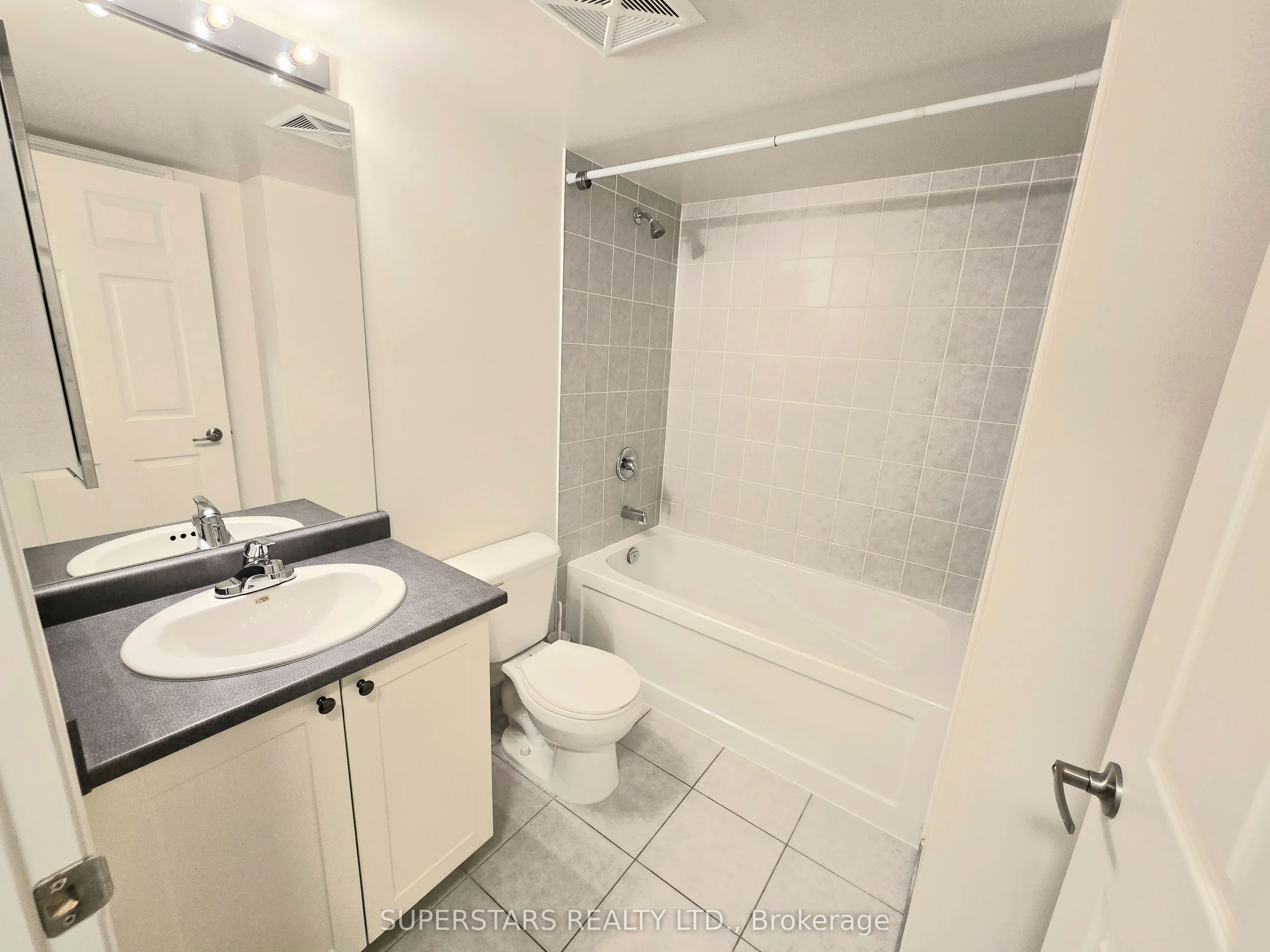 25 Lower Simcoe Street, #703