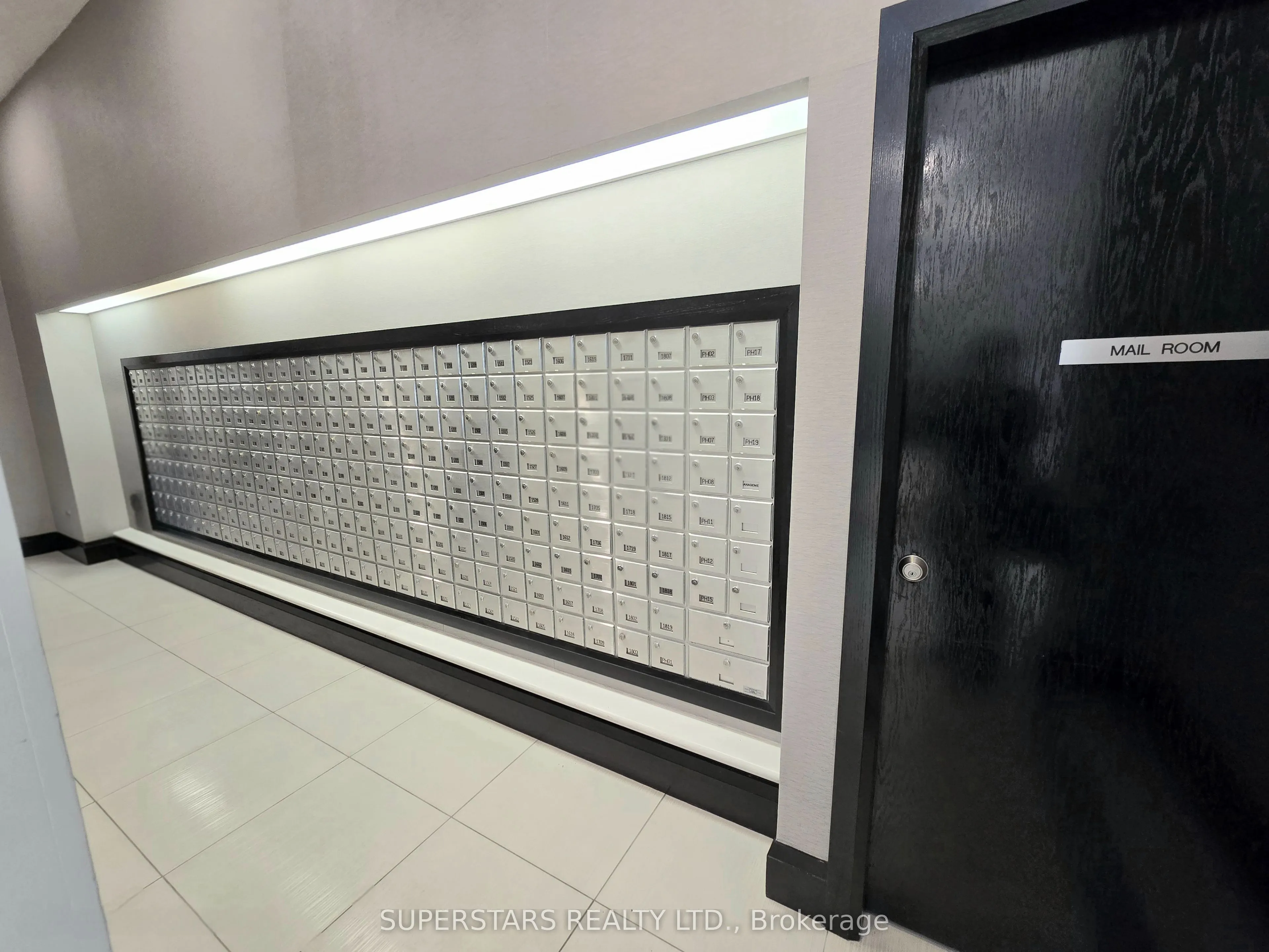 25 Lower Simcoe Street, #703