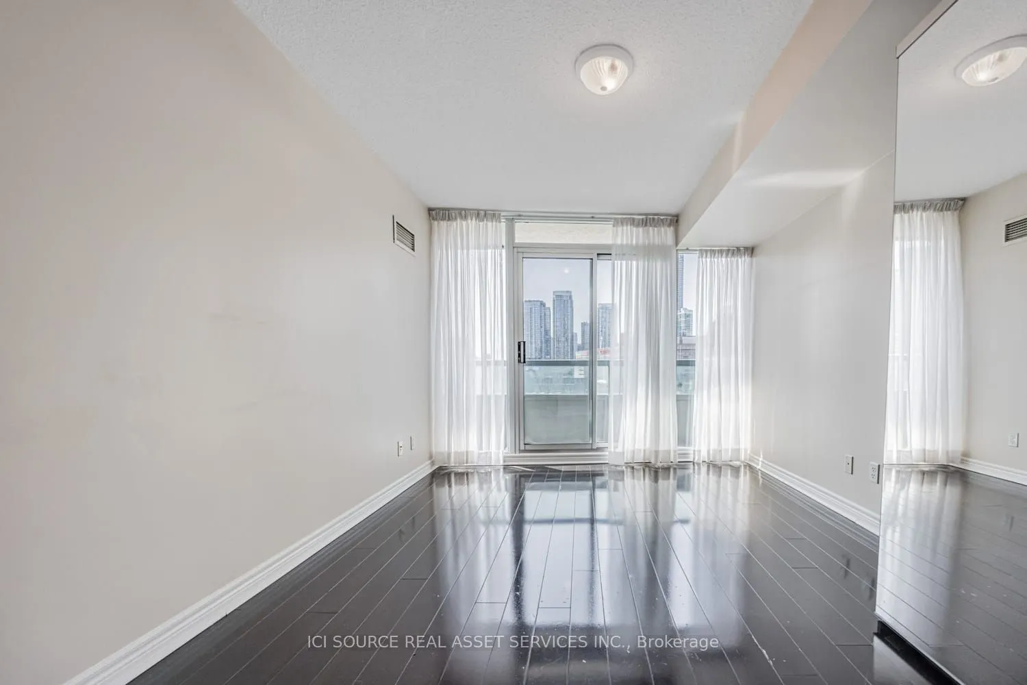 51 Lower Simcoe Street, #808