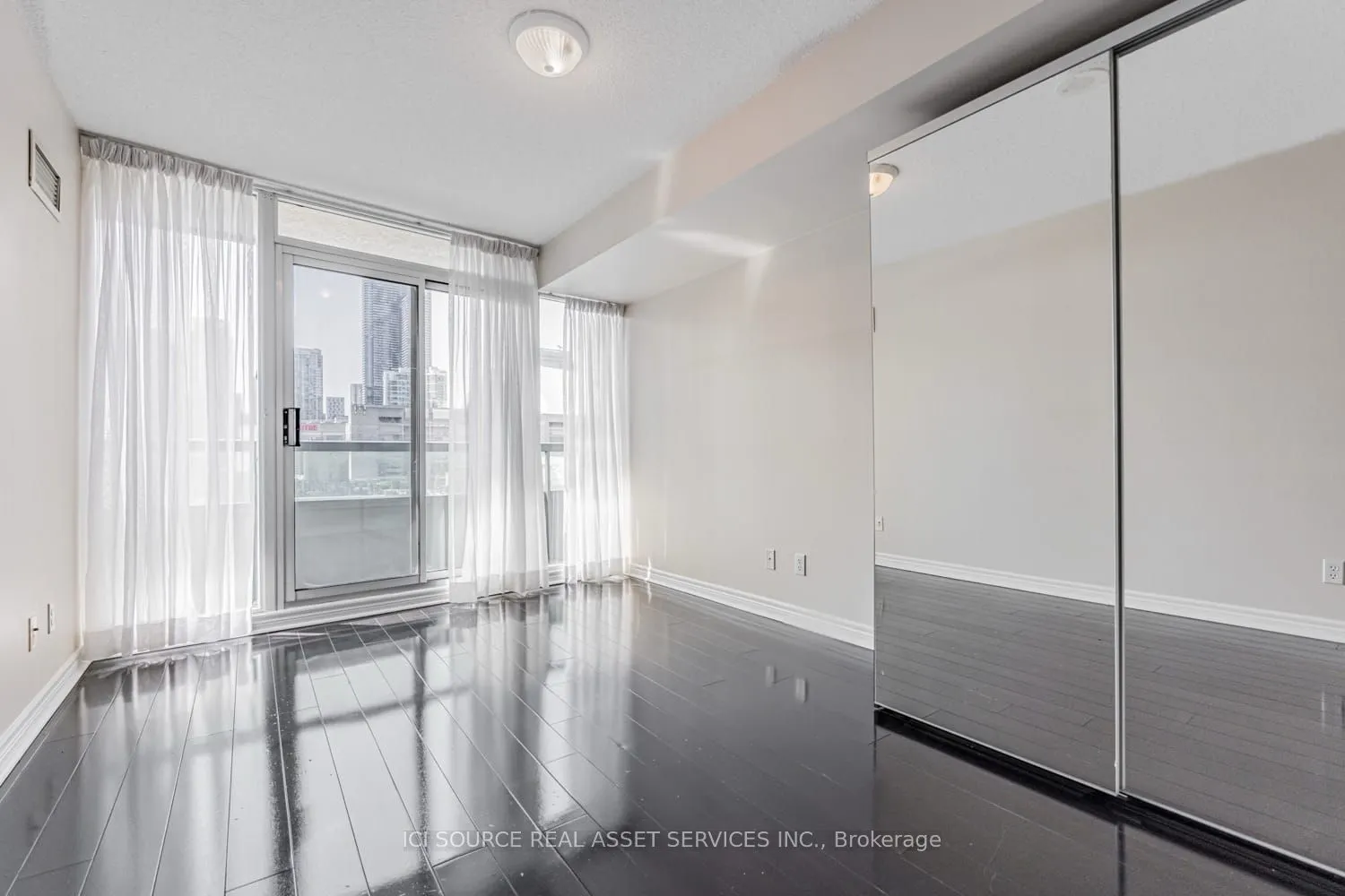 51 Lower Simcoe Street, #808