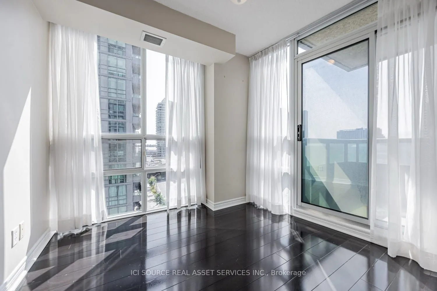 51 Lower Simcoe Street, #808