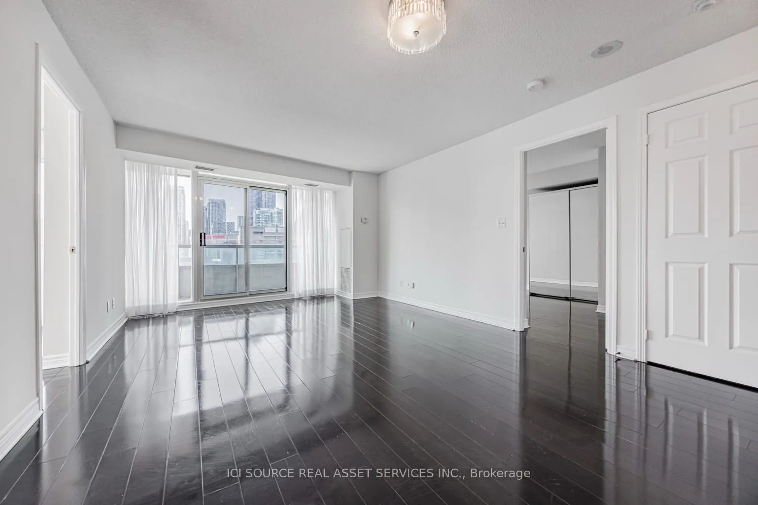 51 Lower Simcoe Street, #808