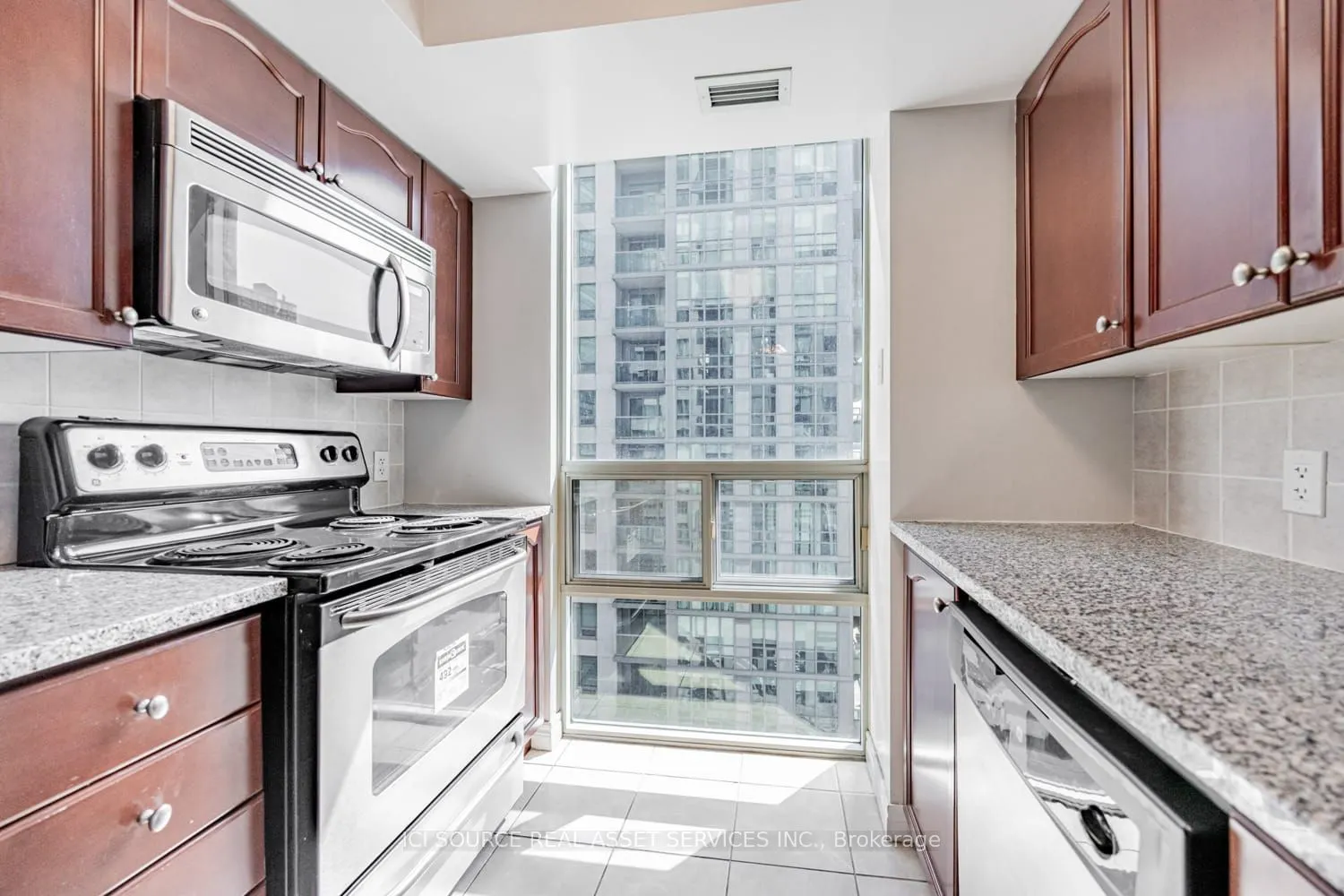 51 Lower Simcoe Street, #808