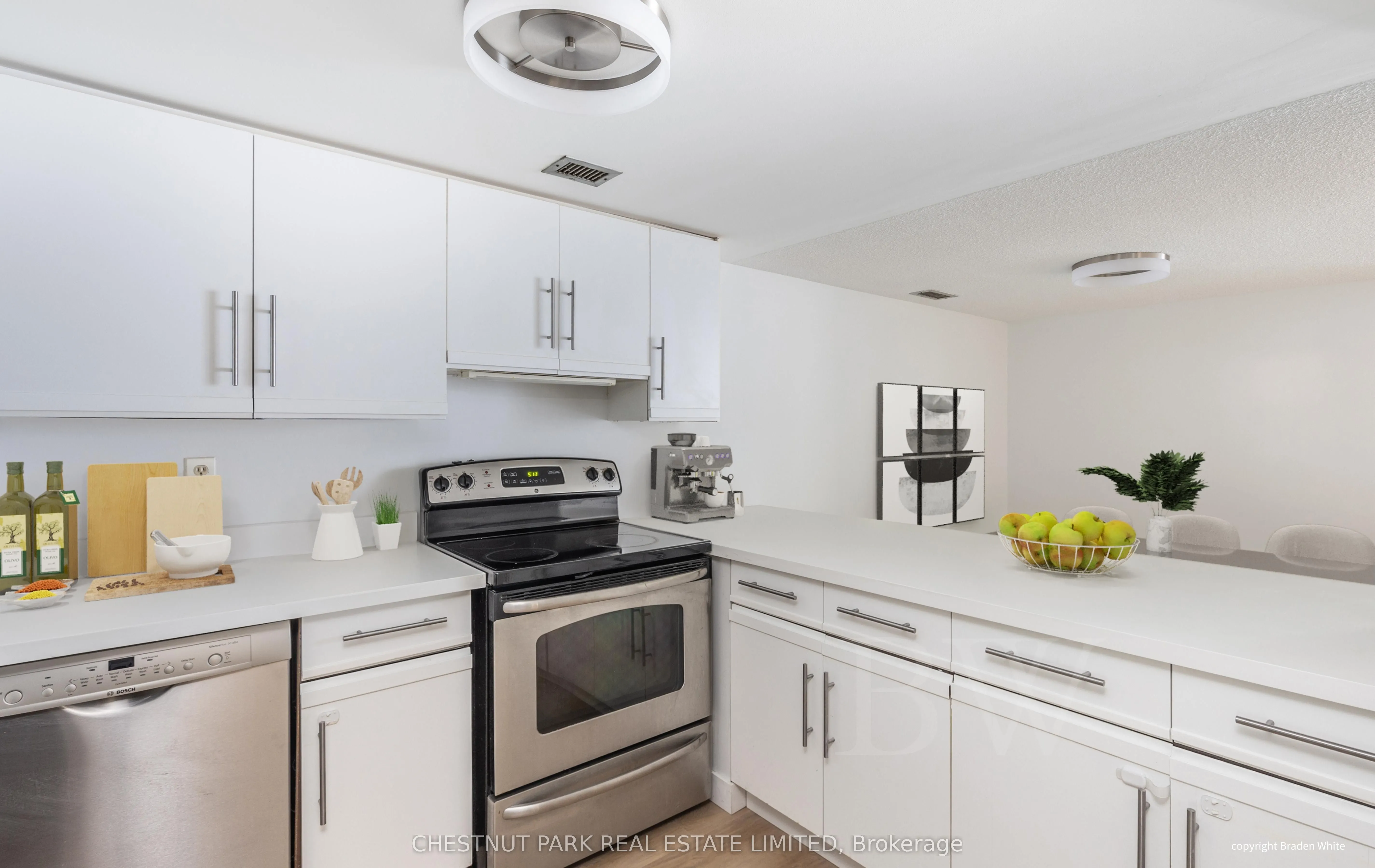 30 Wellington Street E, #6