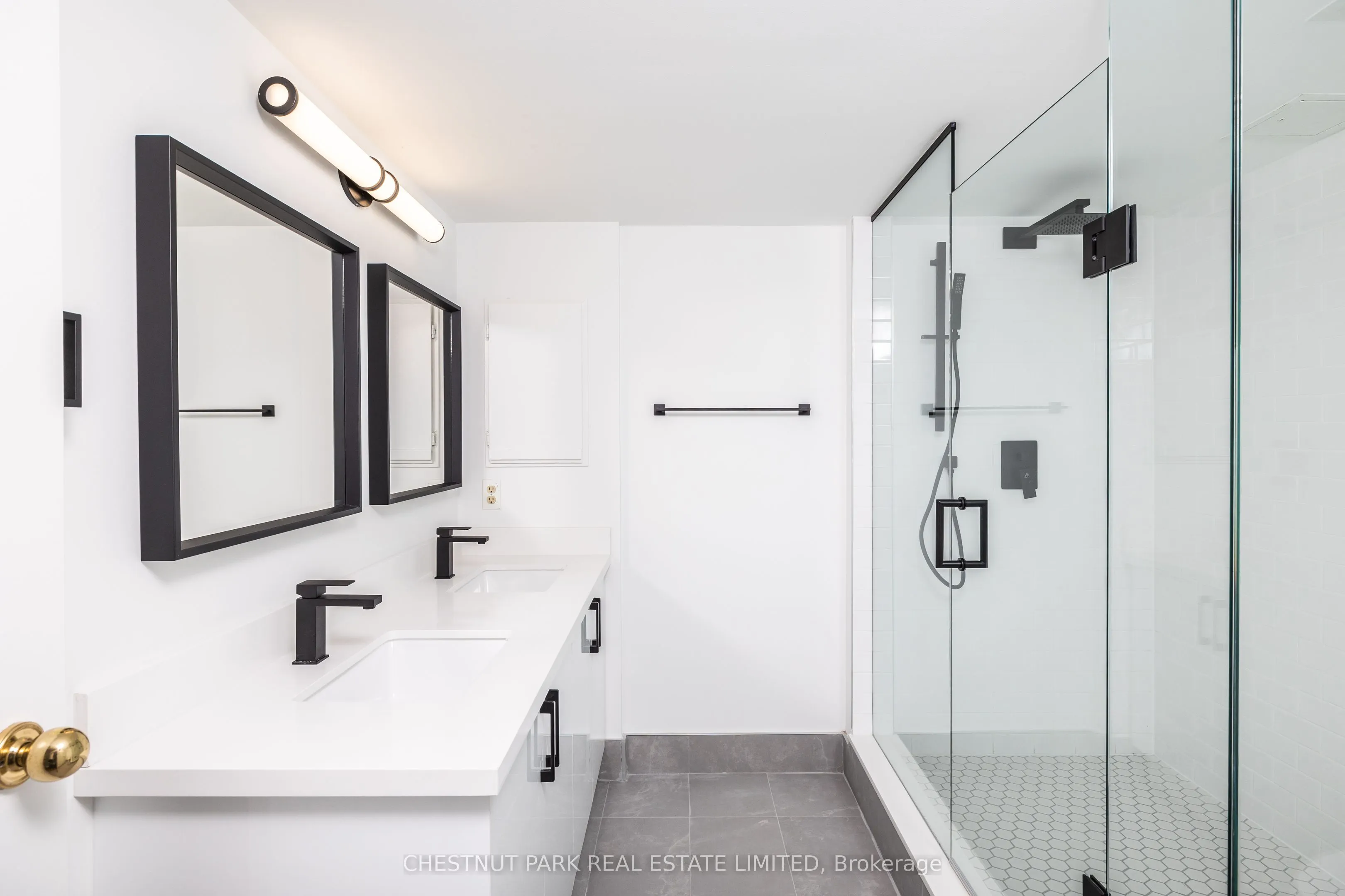 30 Wellington Street E, #6