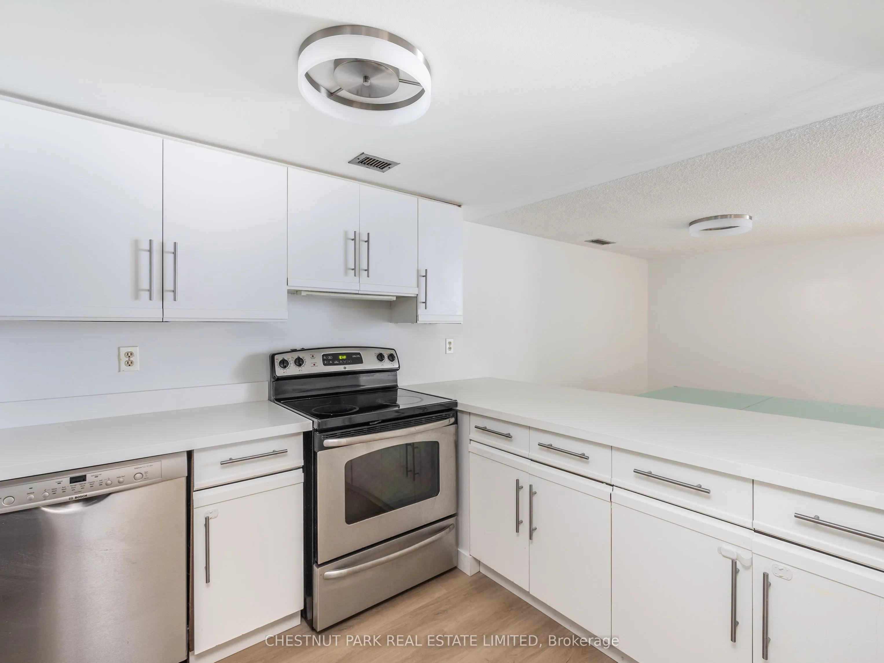 30 Wellington Street E, #6