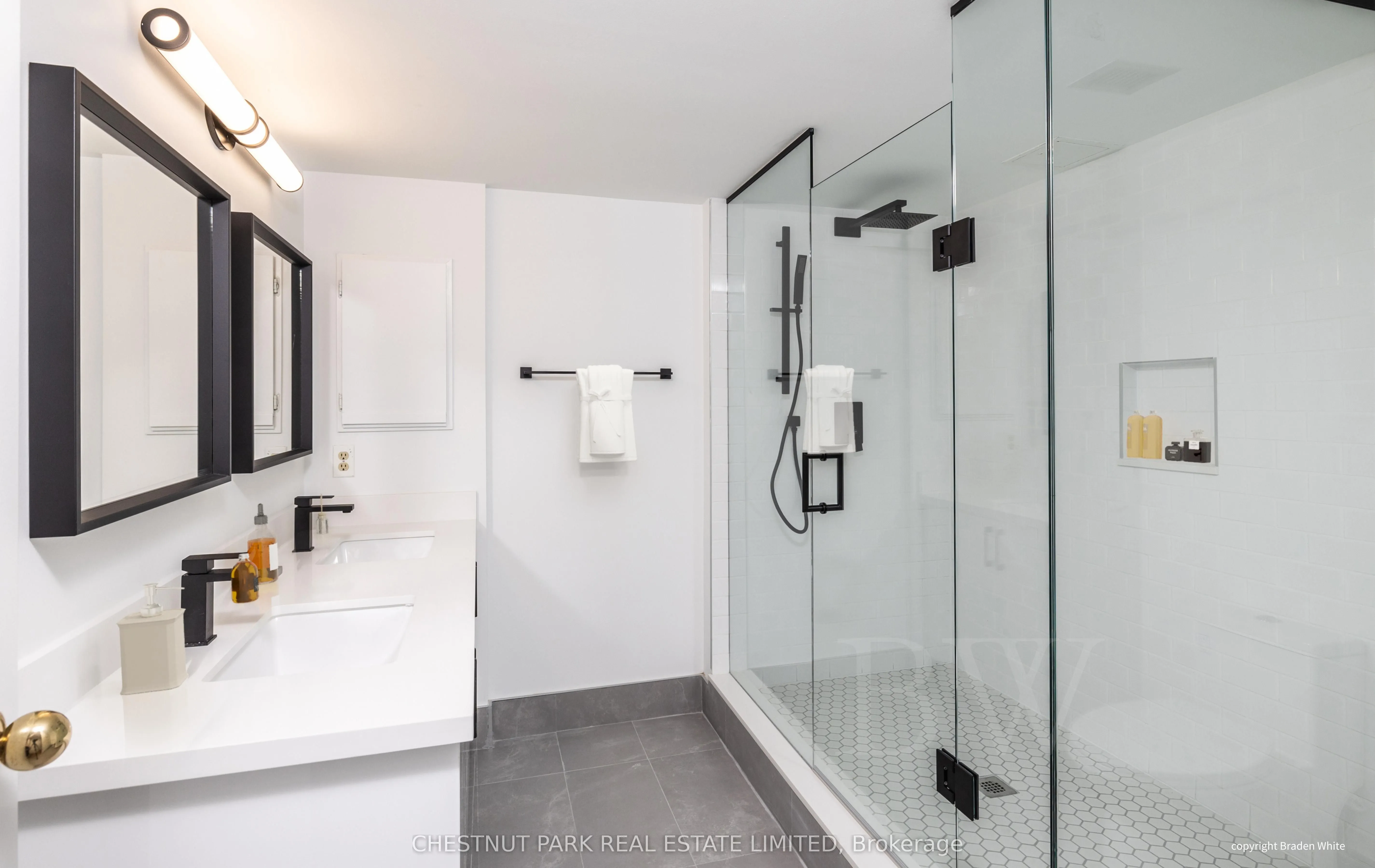 30 Wellington Street E, #6