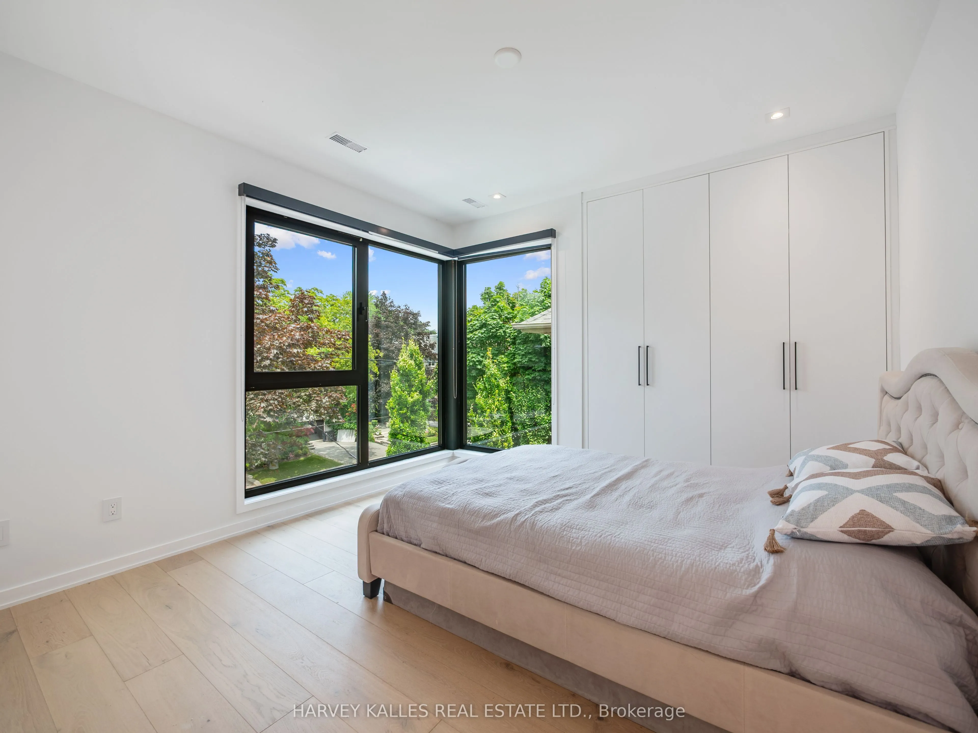 585 Bedford park Avenue