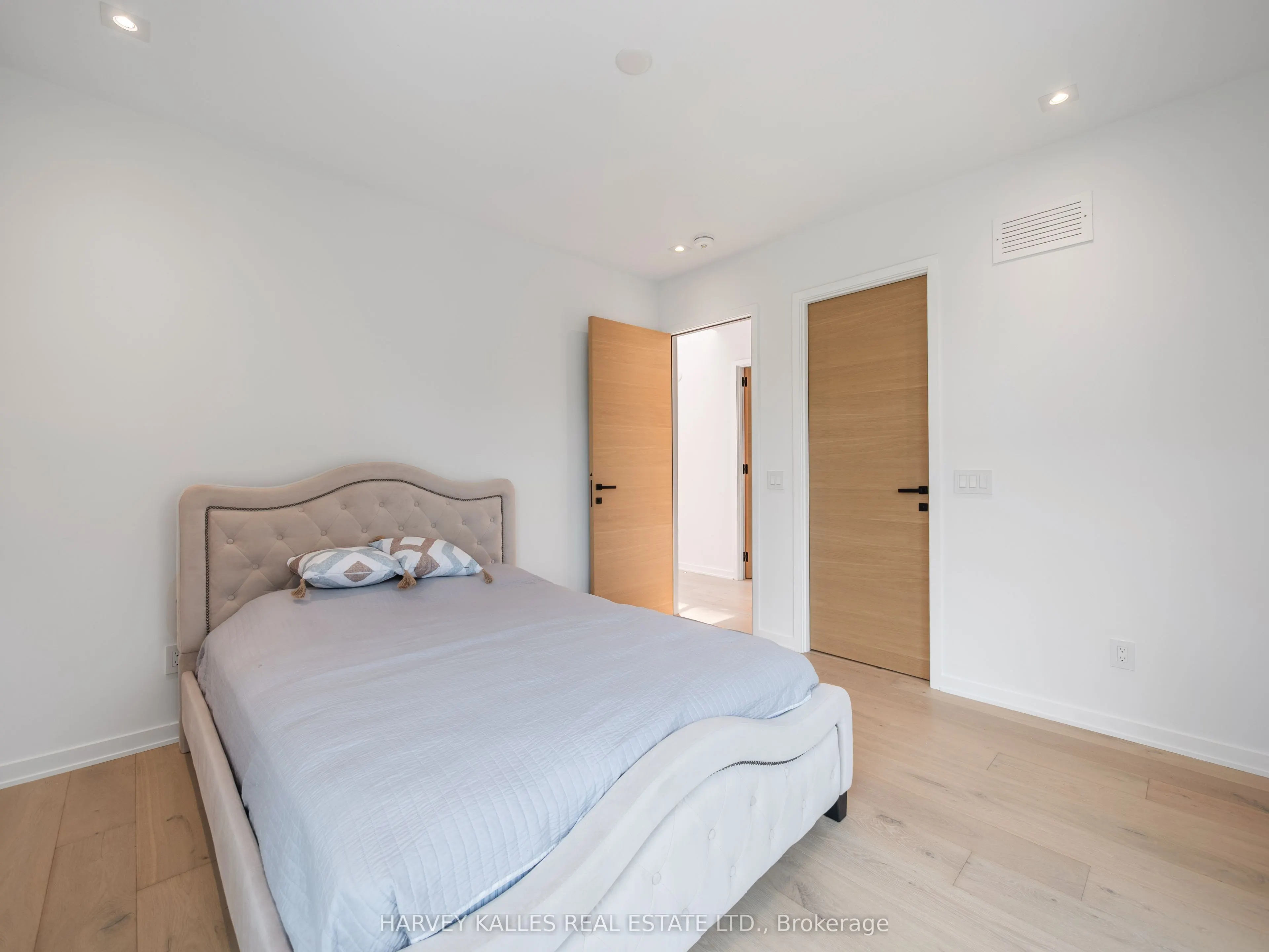 585 Bedford park Avenue