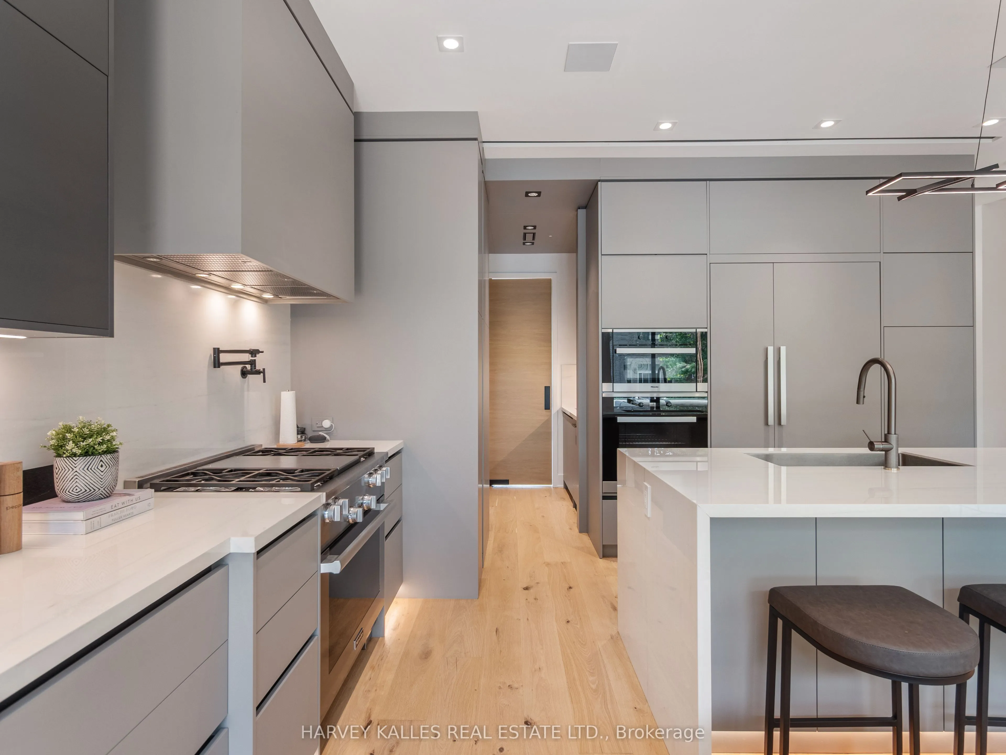 585 Bedford park Avenue